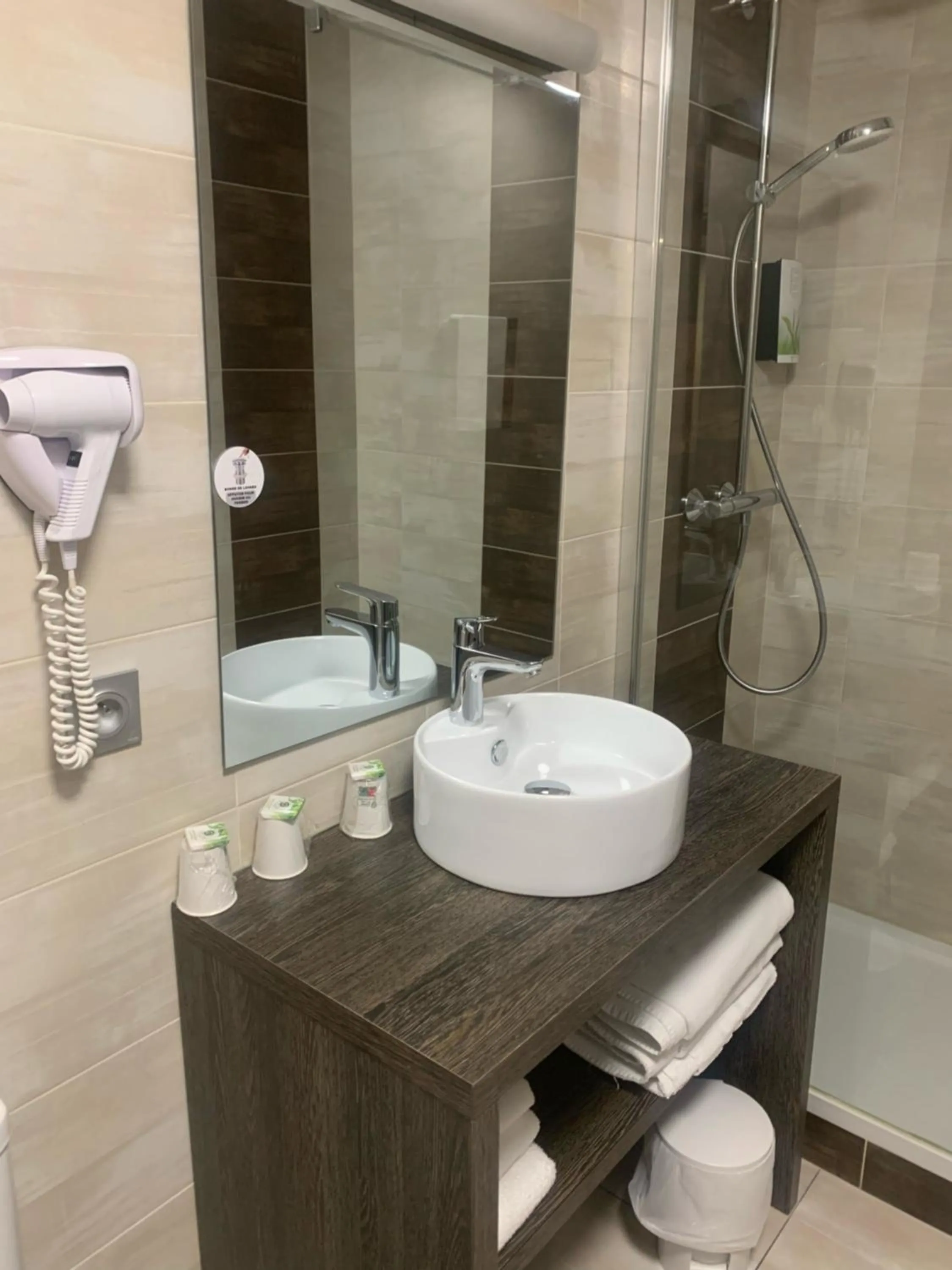 Shower in Hotel Restaurant Vesontio