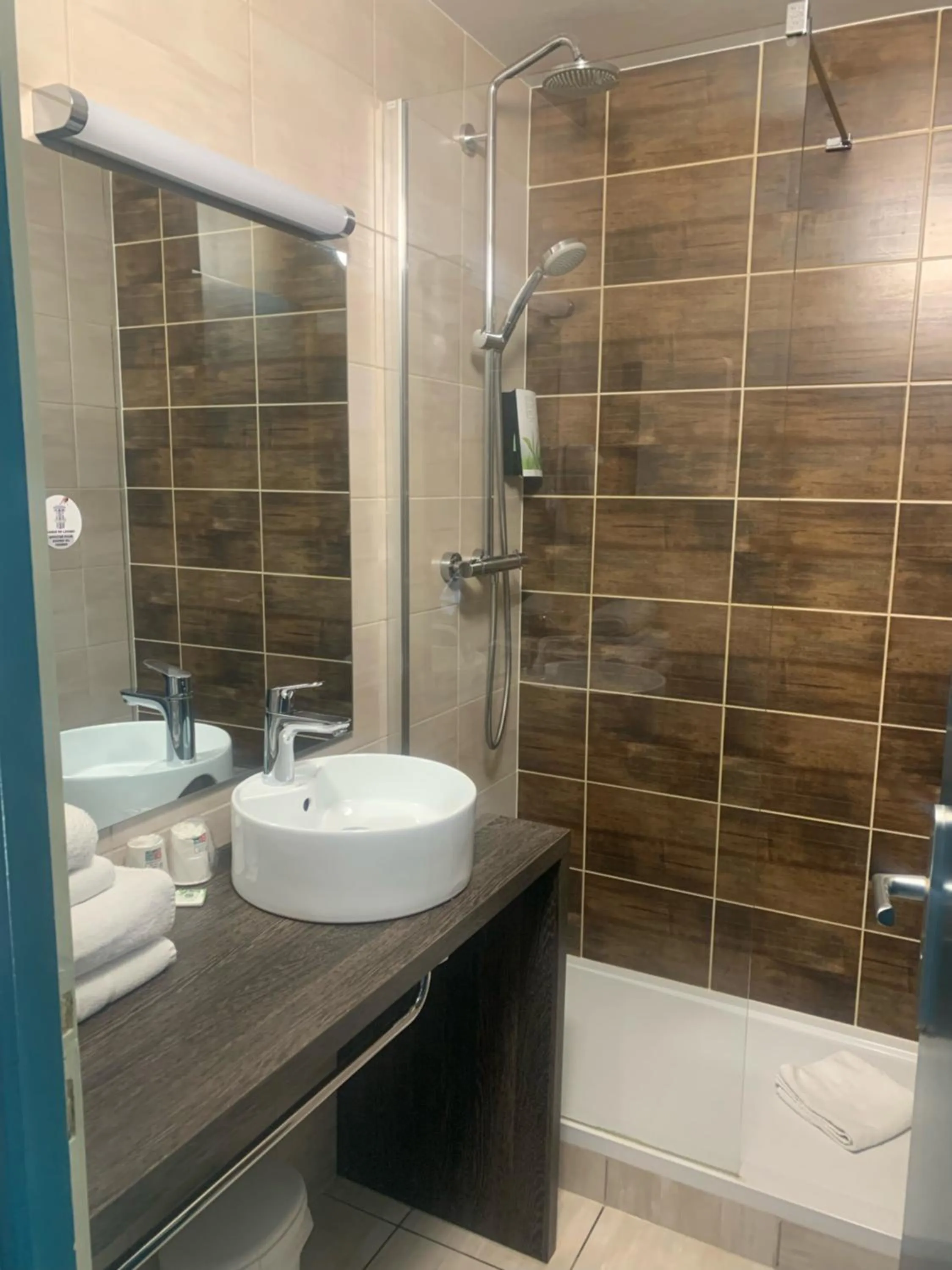 Shower in Hotel Restaurant Vesontio