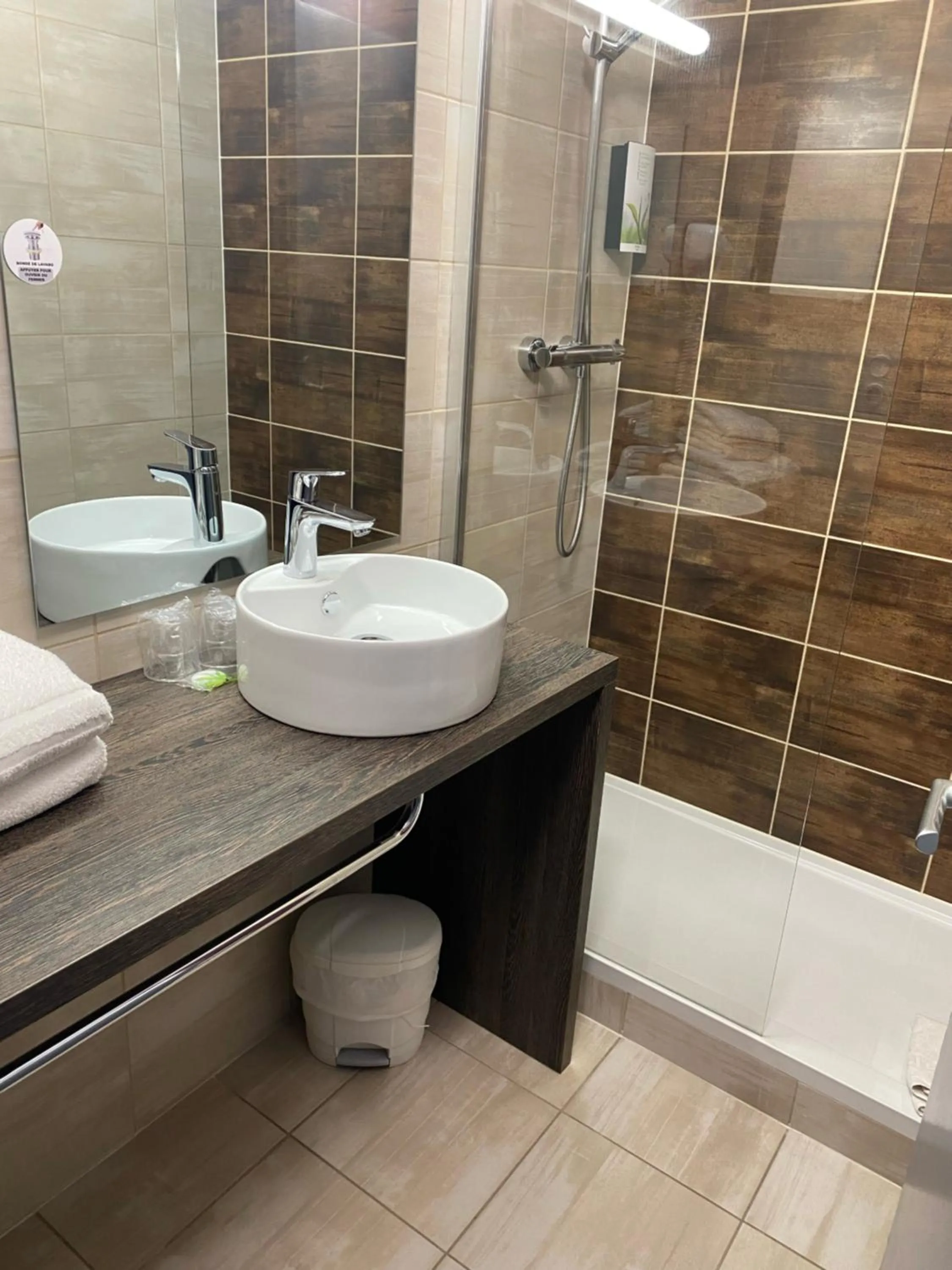 Shower in Hotel Restaurant Vesontio