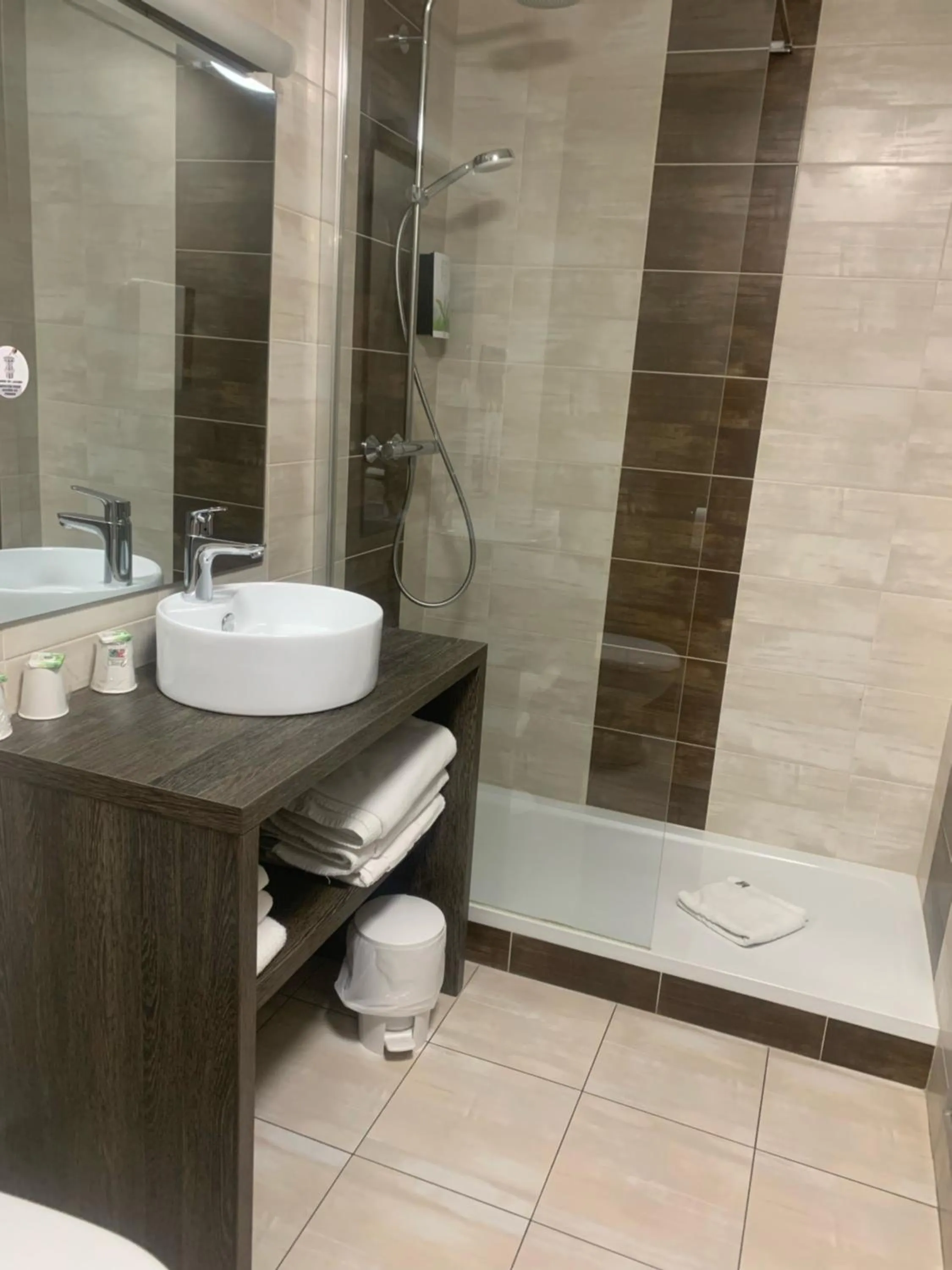 Shower in Hotel Restaurant Vesontio