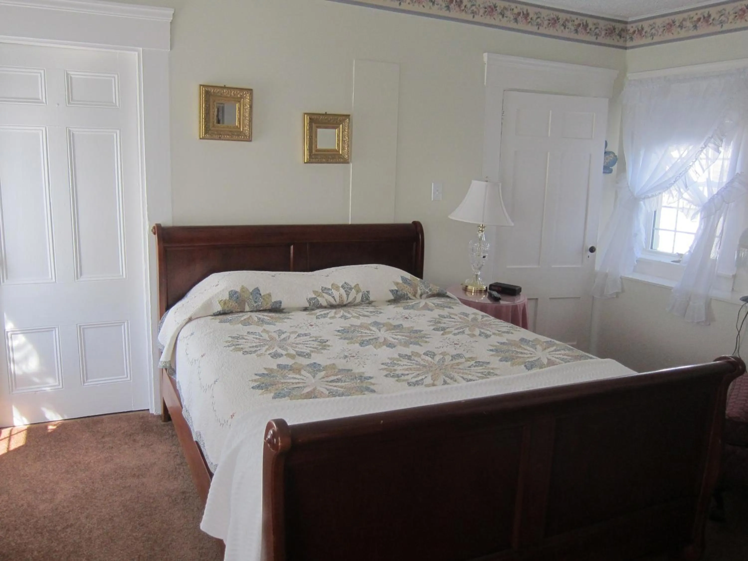 Photo of the whole room in Summers Country Inn