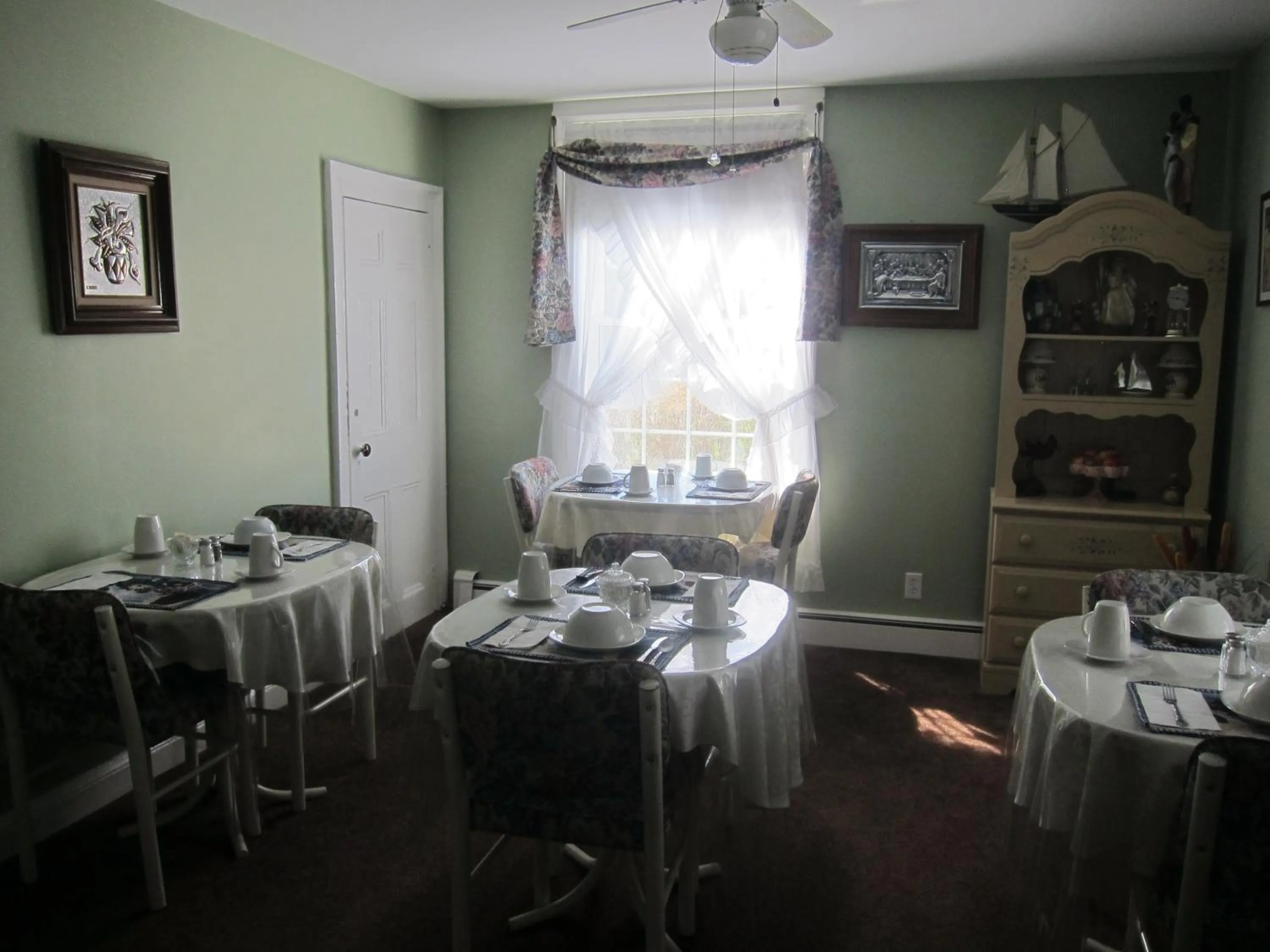 Restaurant/places to eat in Summers Country Inn