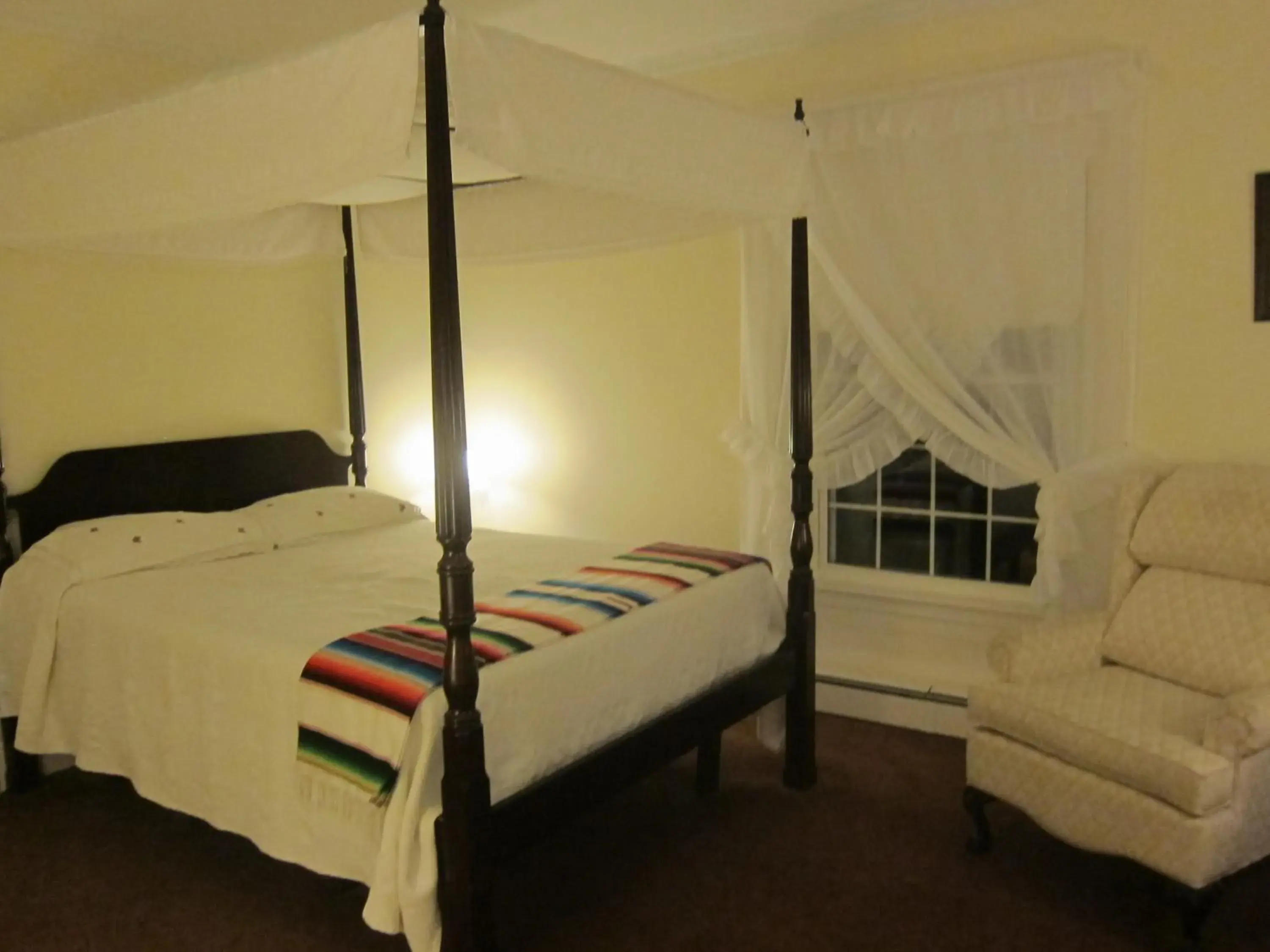 Queen Room in Summers Country Inn Queen Room in Summers Country Inn