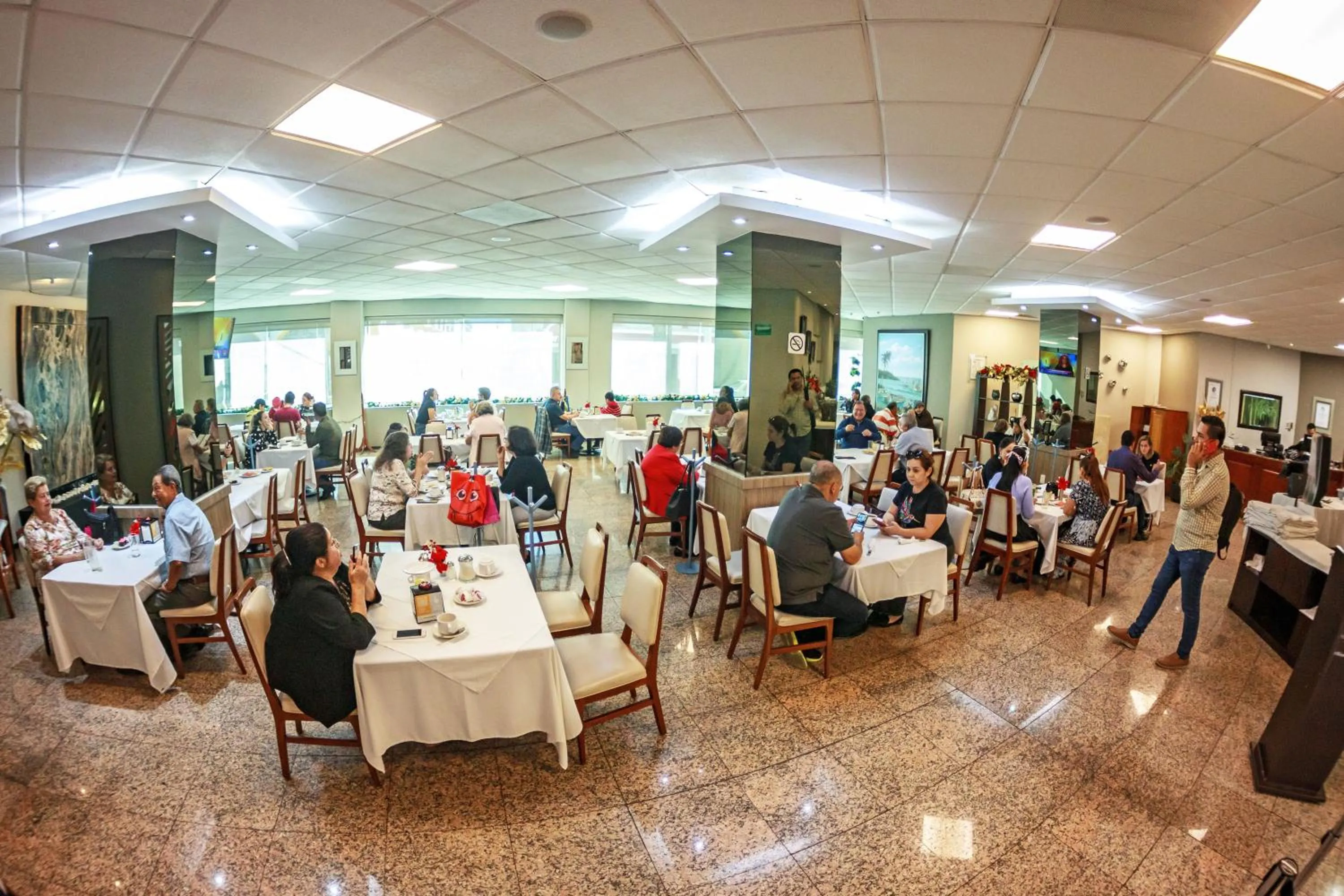 Restaurant/places to eat in Hotel Fray Junipero Serra