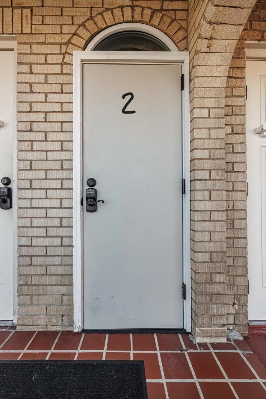 Facade/entrance in Best Court