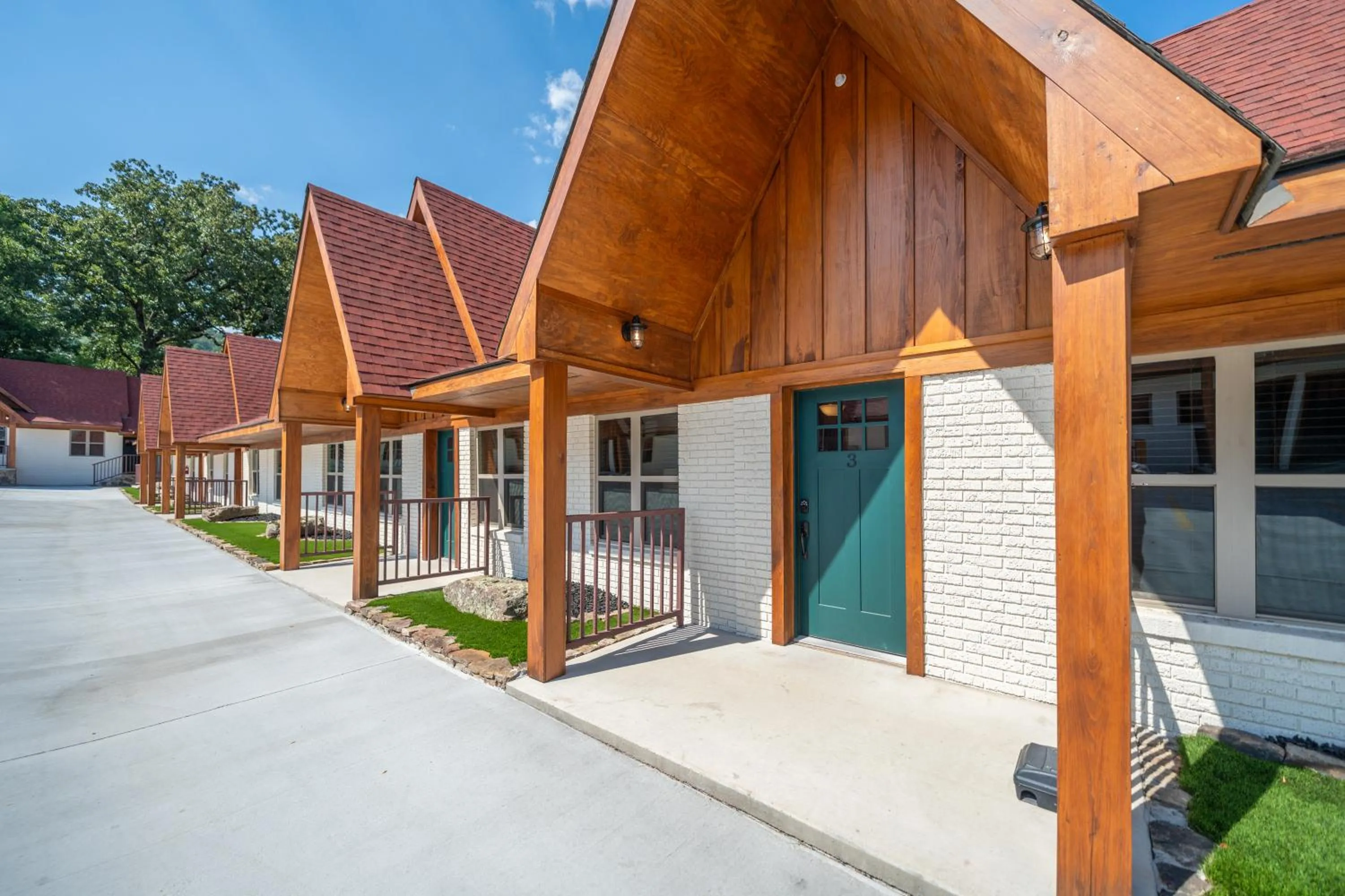 Facade/entrance in Best Court