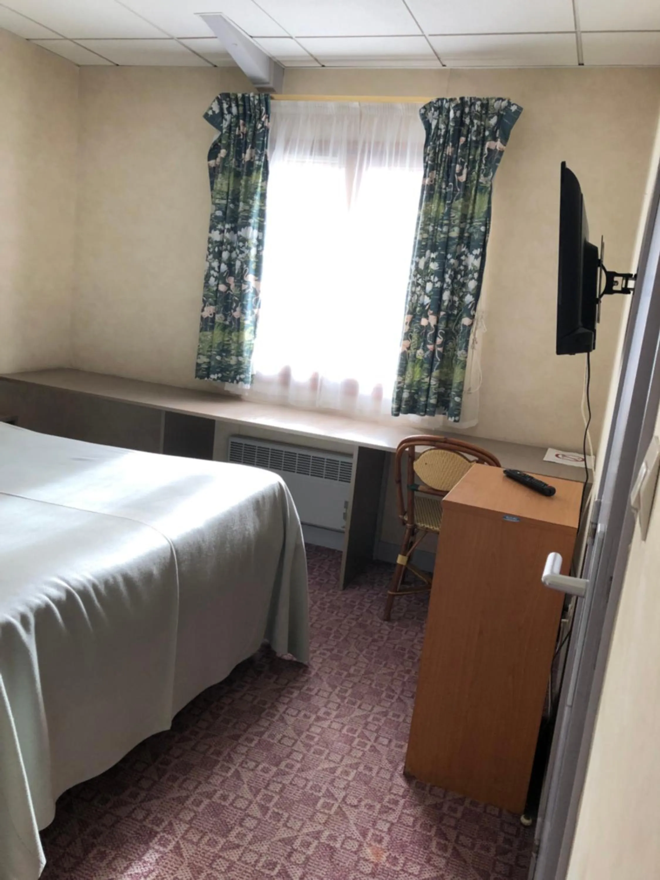 Bedroom, Bed in Hôtel De La Mare -restaurant pour les clients sur réservation