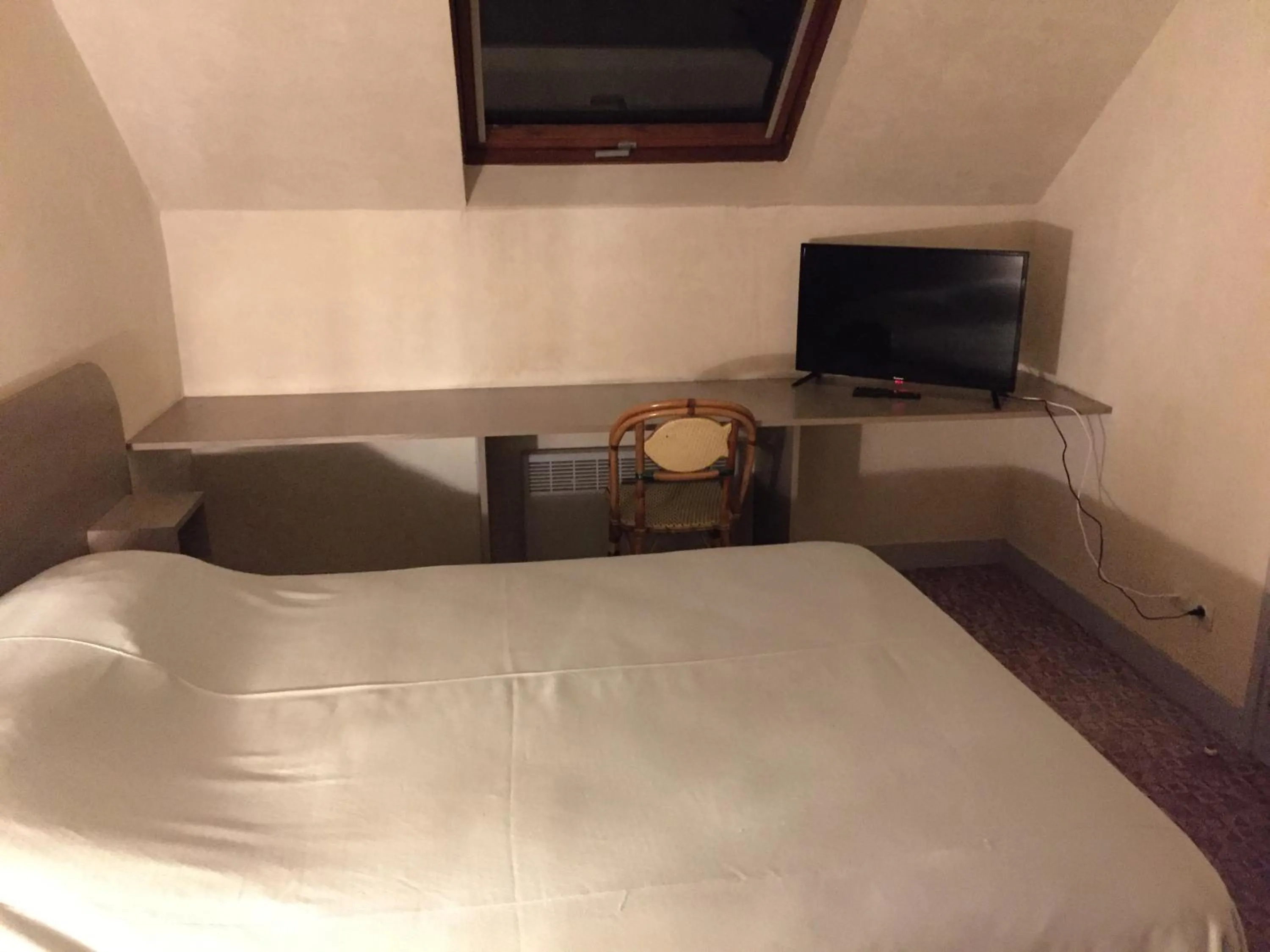 Bedroom, Bed in Hôtel De La Mare -restaurant pour les clients sur réservation