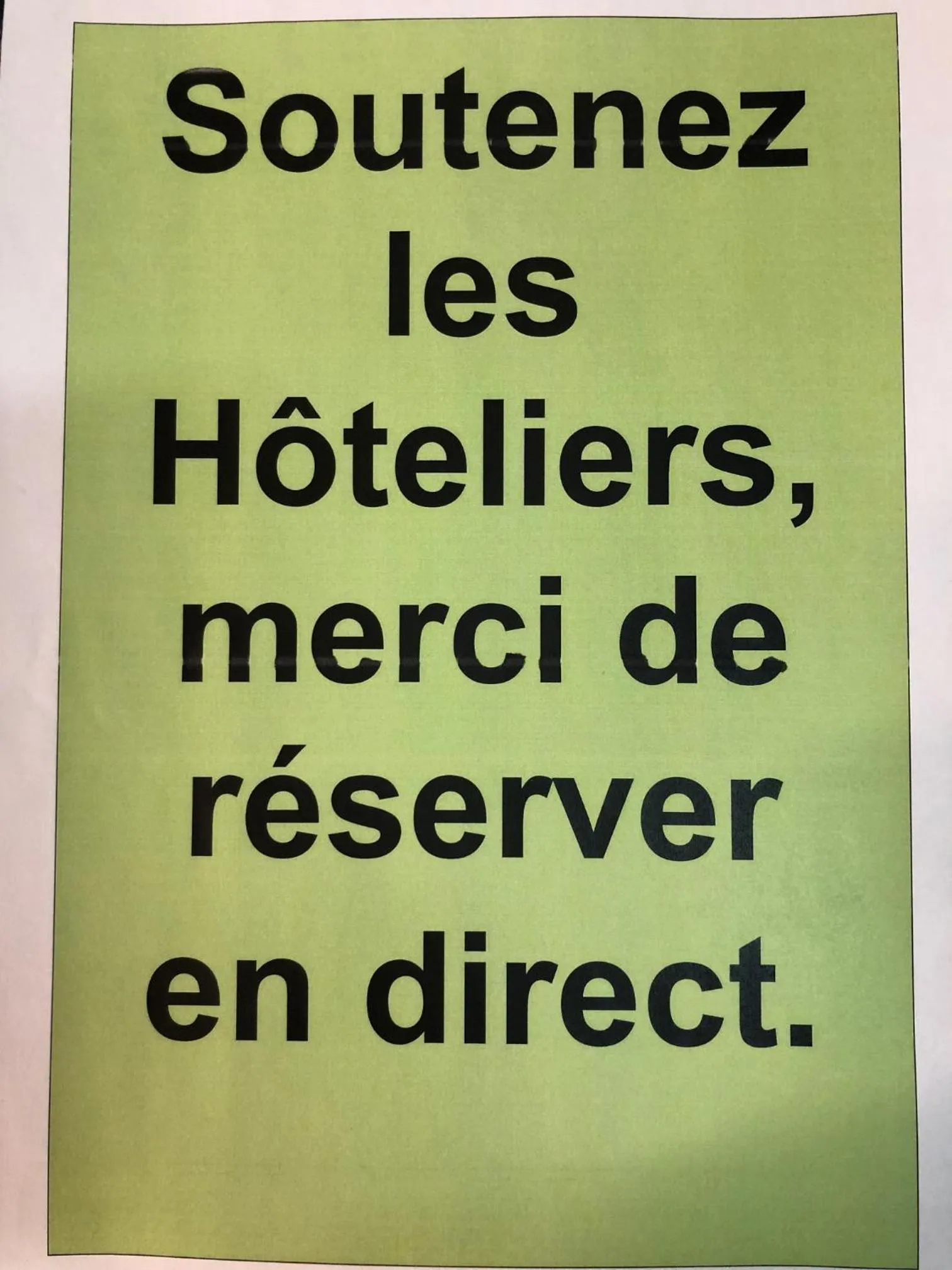 Text overlay in Hôtel De La Mare -restaurant pour les clients sur réservation