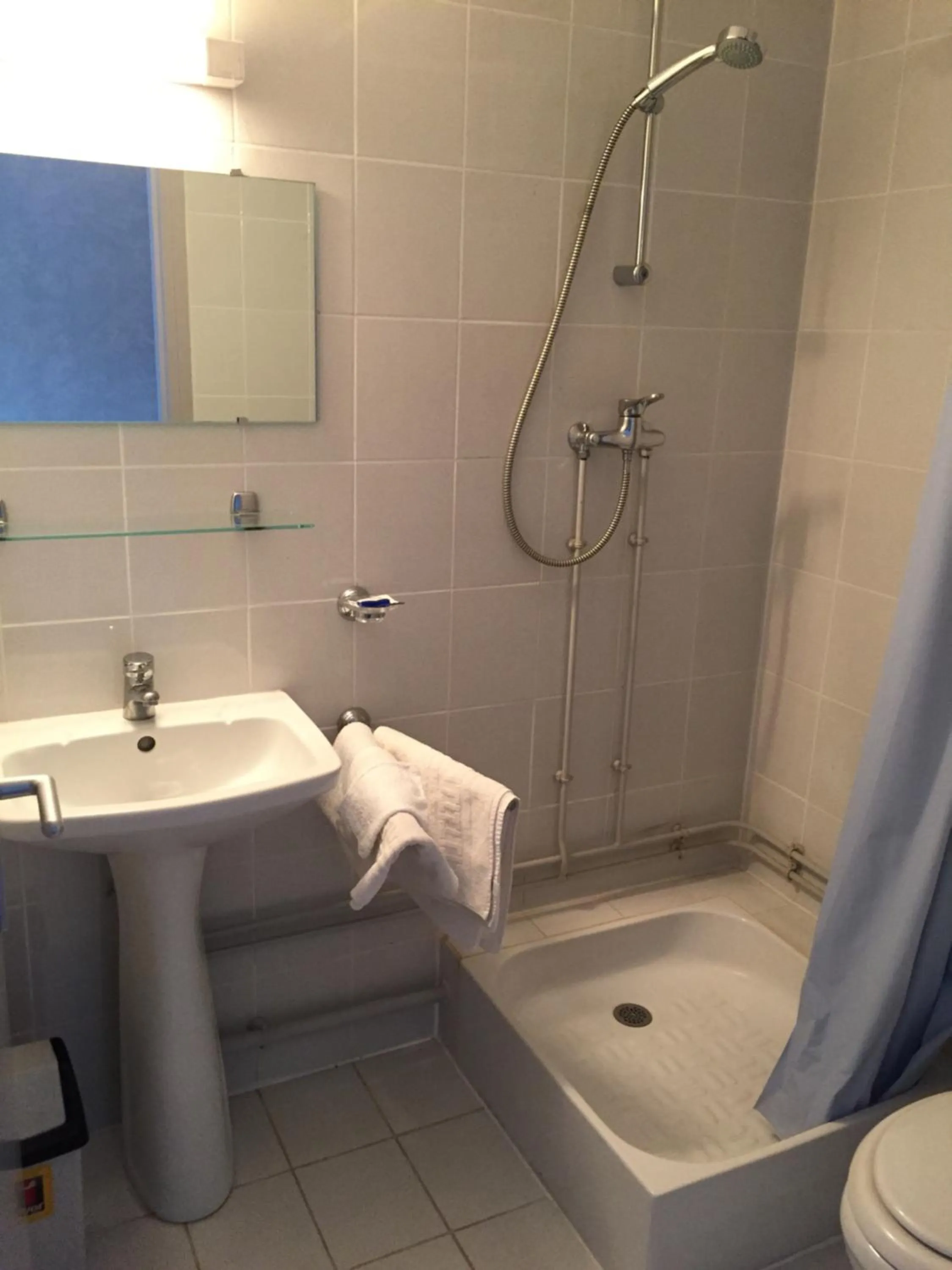 Bathroom in Hôtel De La Mare -restaurant pour les clients sur réservation