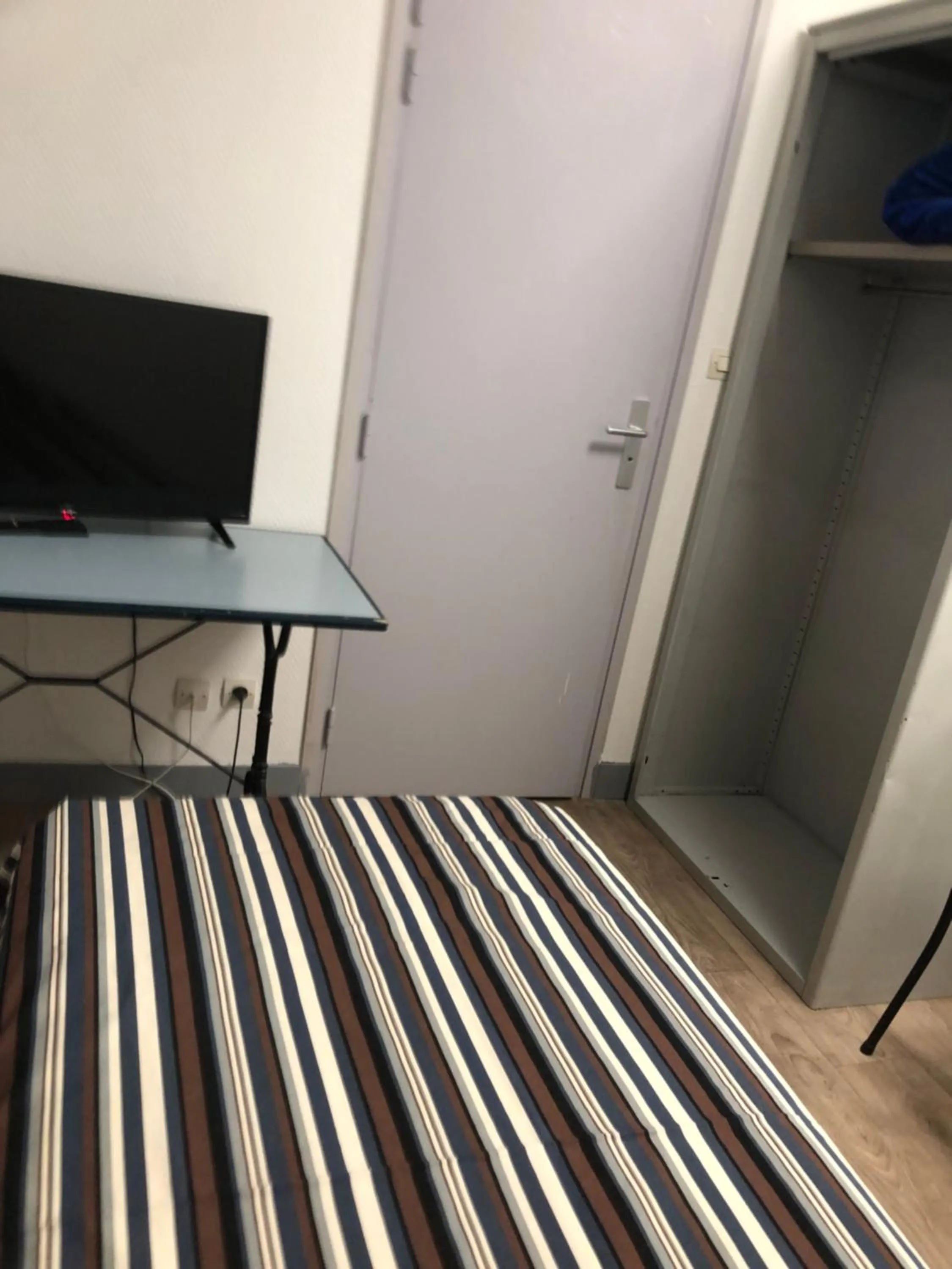 hair dresser, Bed in Hôtel De La Mare -restaurant pour les clients sur réservation