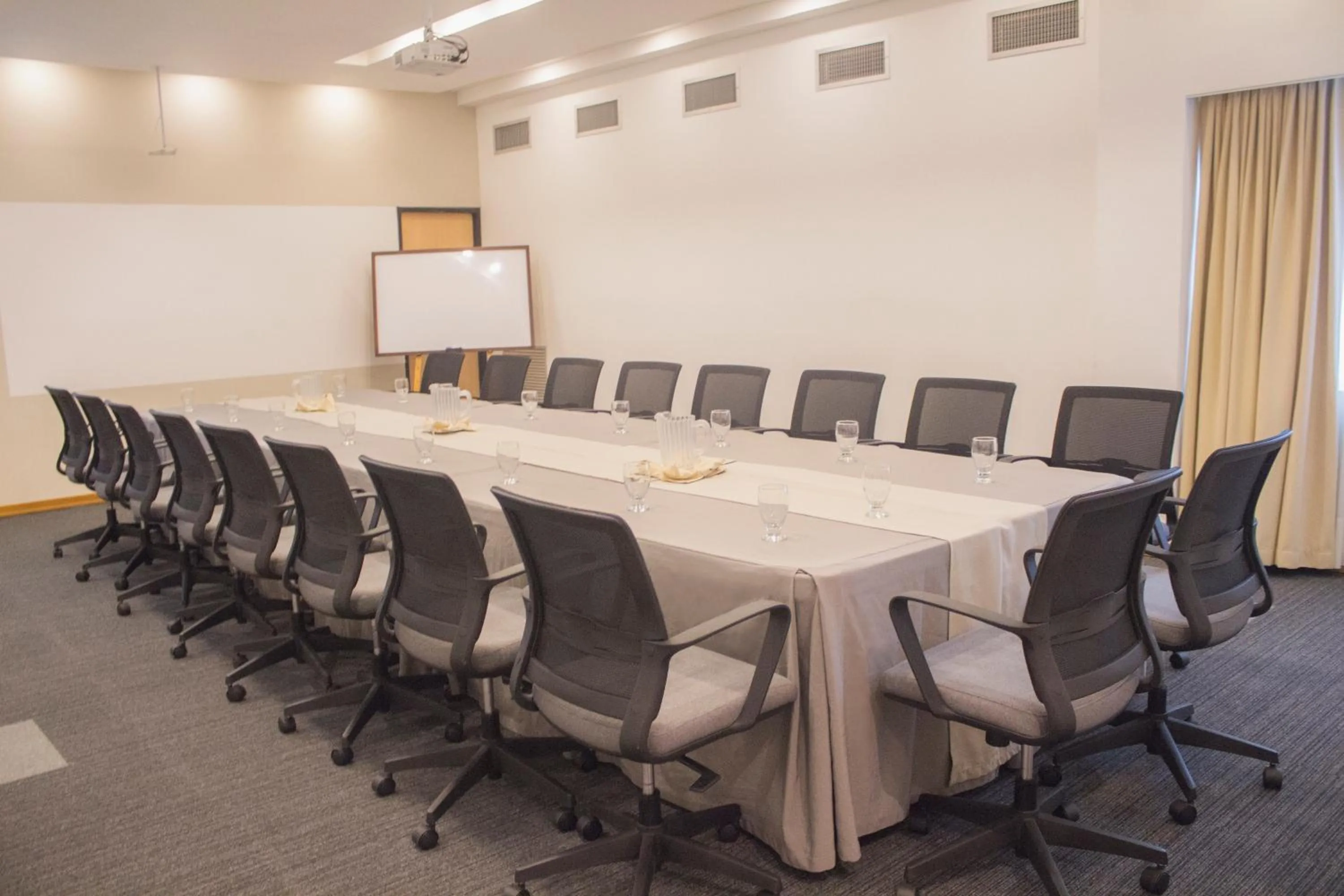 Meeting/conference room in Novelty Suites Hotel - Oviedo Mall