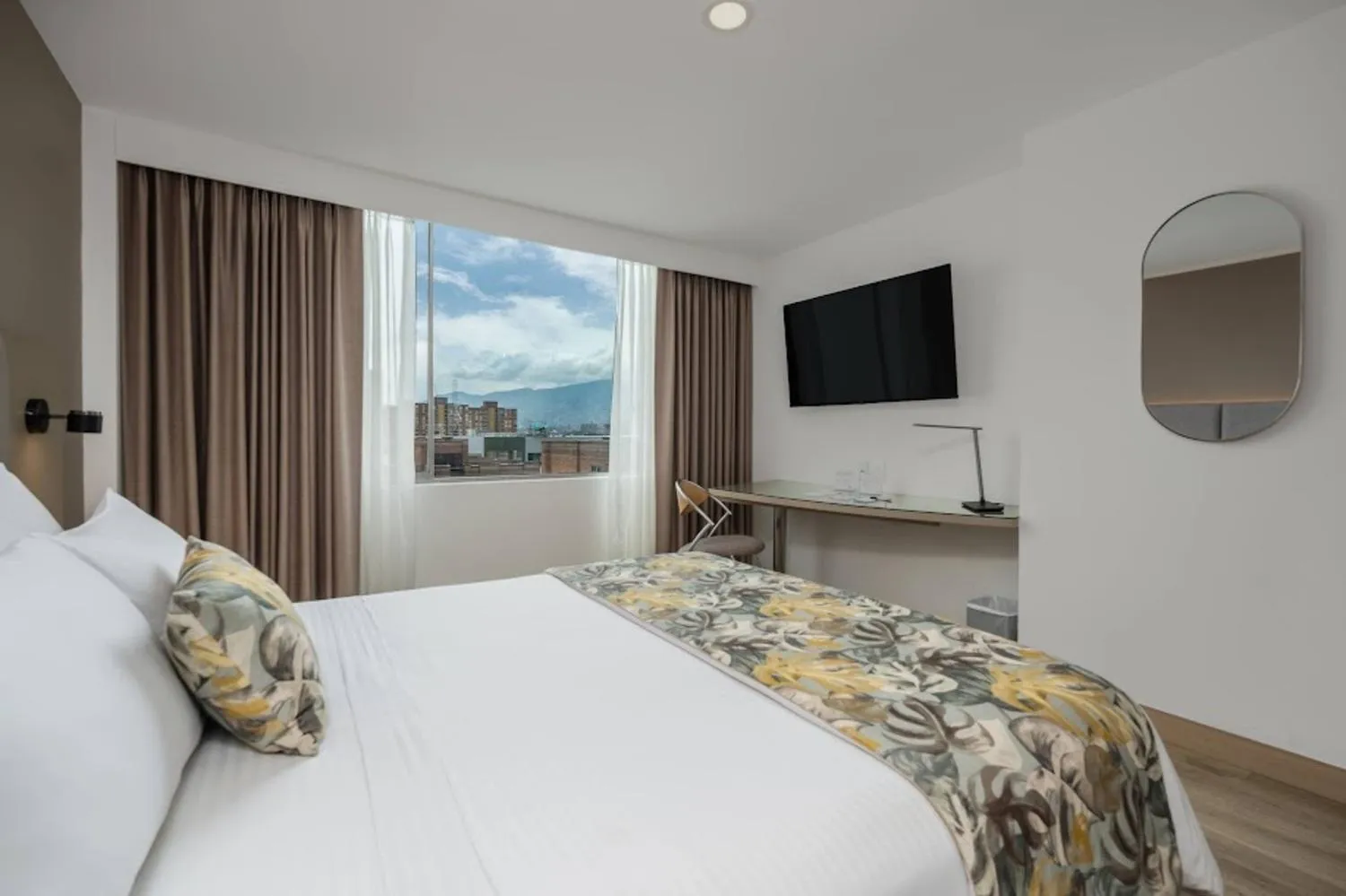 Photo of the whole room, Bed in Novelty Suites Hotel - Oviedo Mall