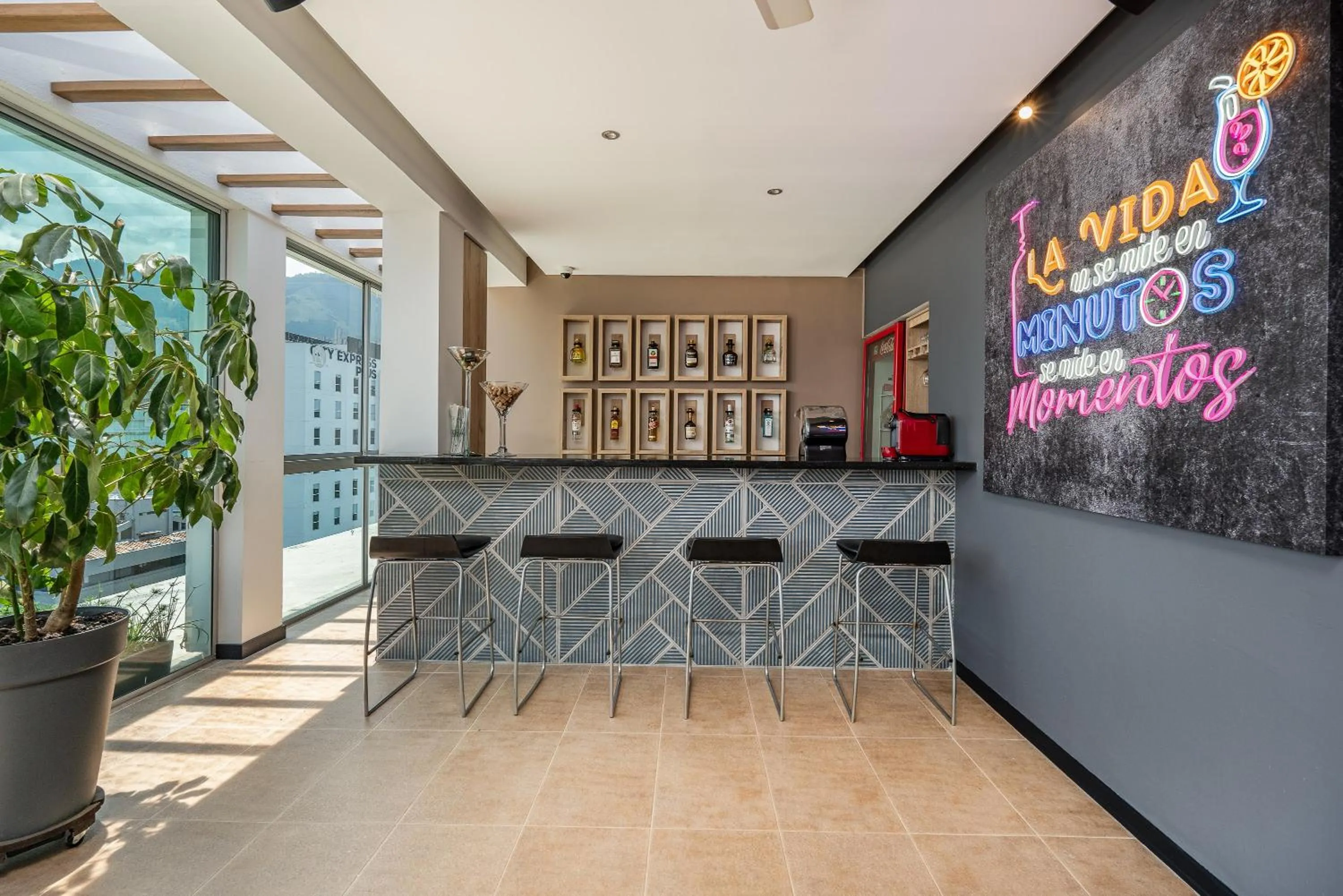 Restaurant/places to eat in Novelty Suites Hotel - Oviedo Mall