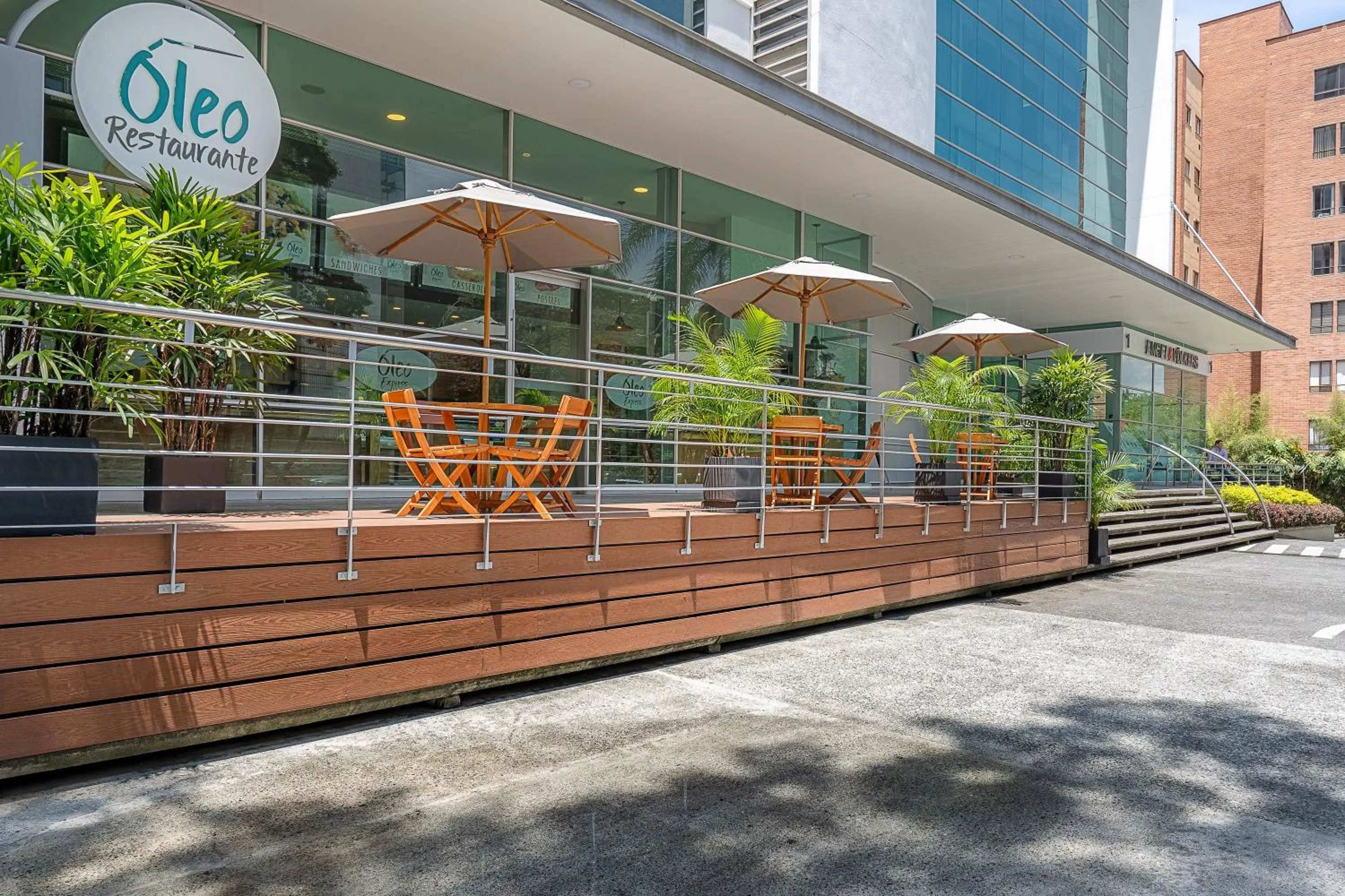 Restaurant/places to eat in Novelty Suites Hotel - Oviedo Mall