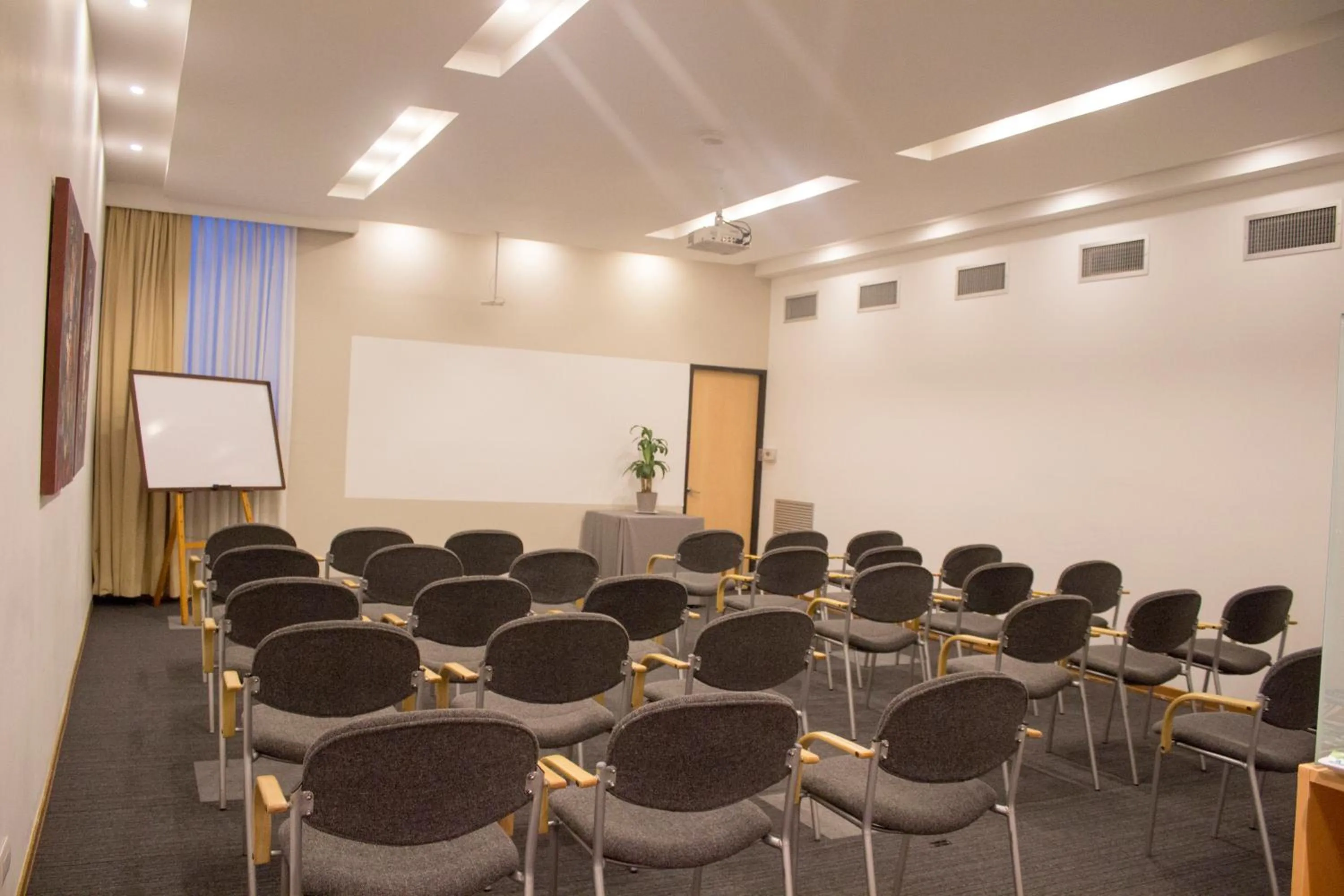 Meeting/conference room in Novelty Suites Hotel - Oviedo Mall