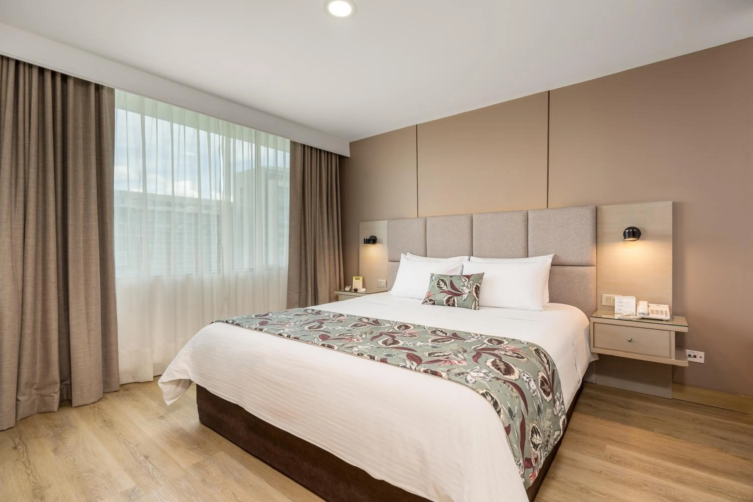 Bed in Novelty Suites Hotel - Oviedo Mall