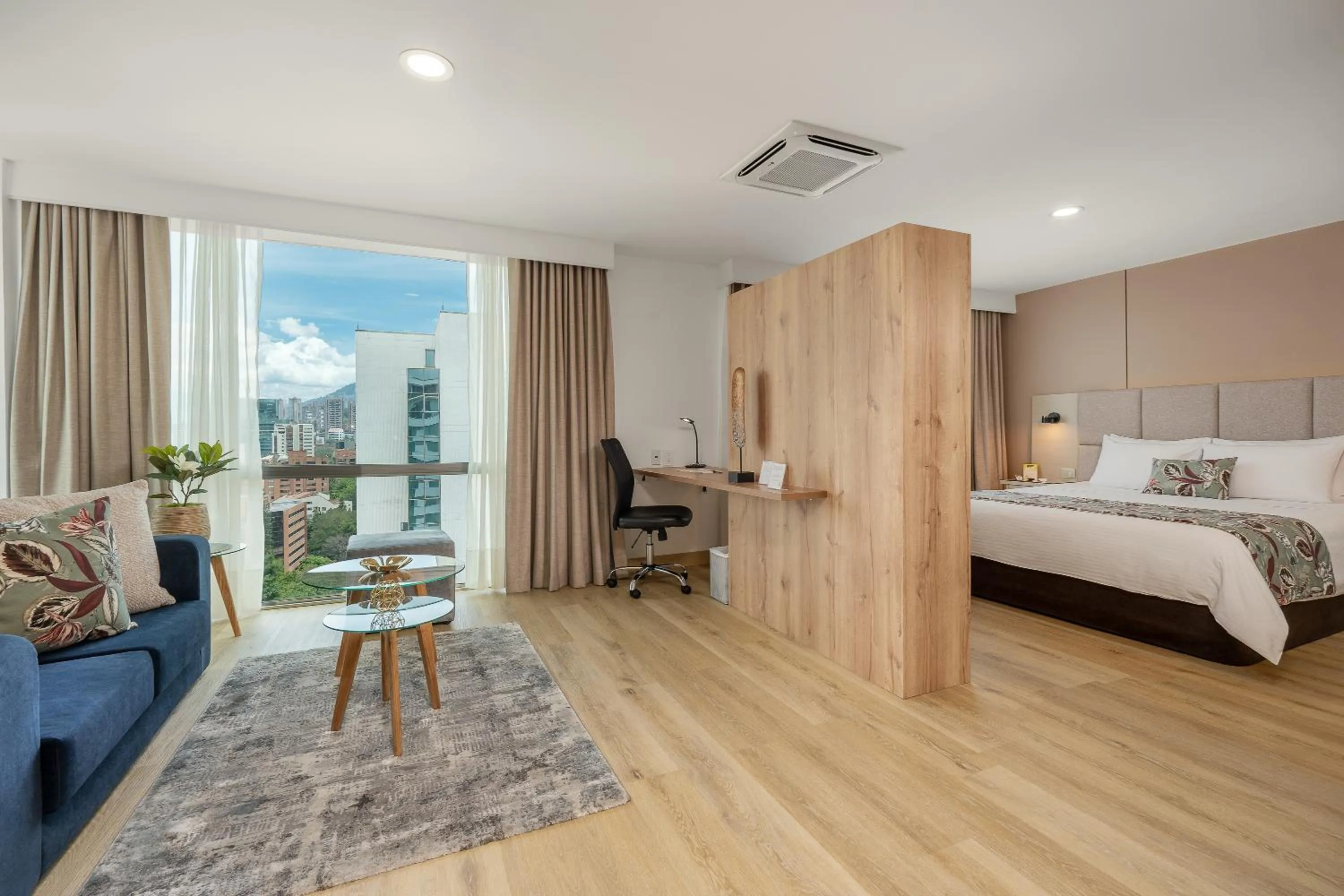 Photo of the whole room, Bed in Novelty Suites Hotel - Oviedo Mall