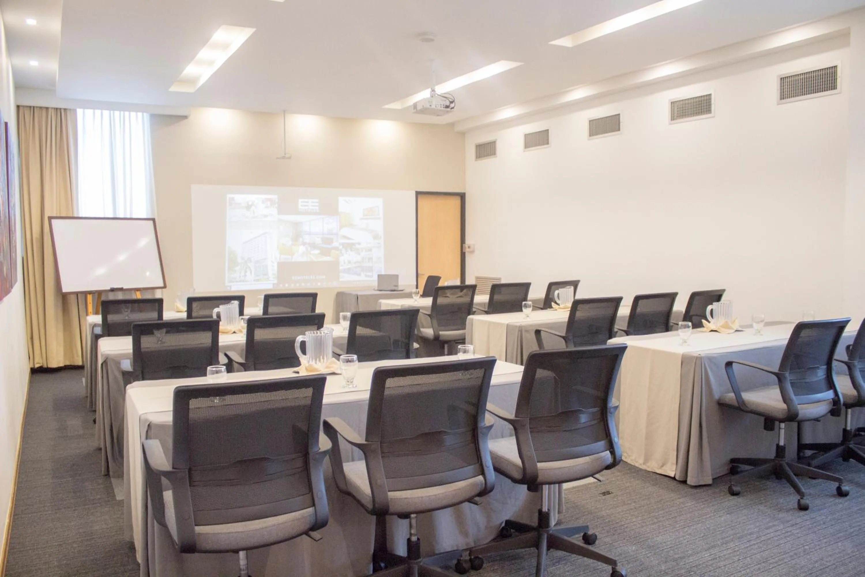 Meeting/conference room in Novelty Suites Hotel - Oviedo Mall