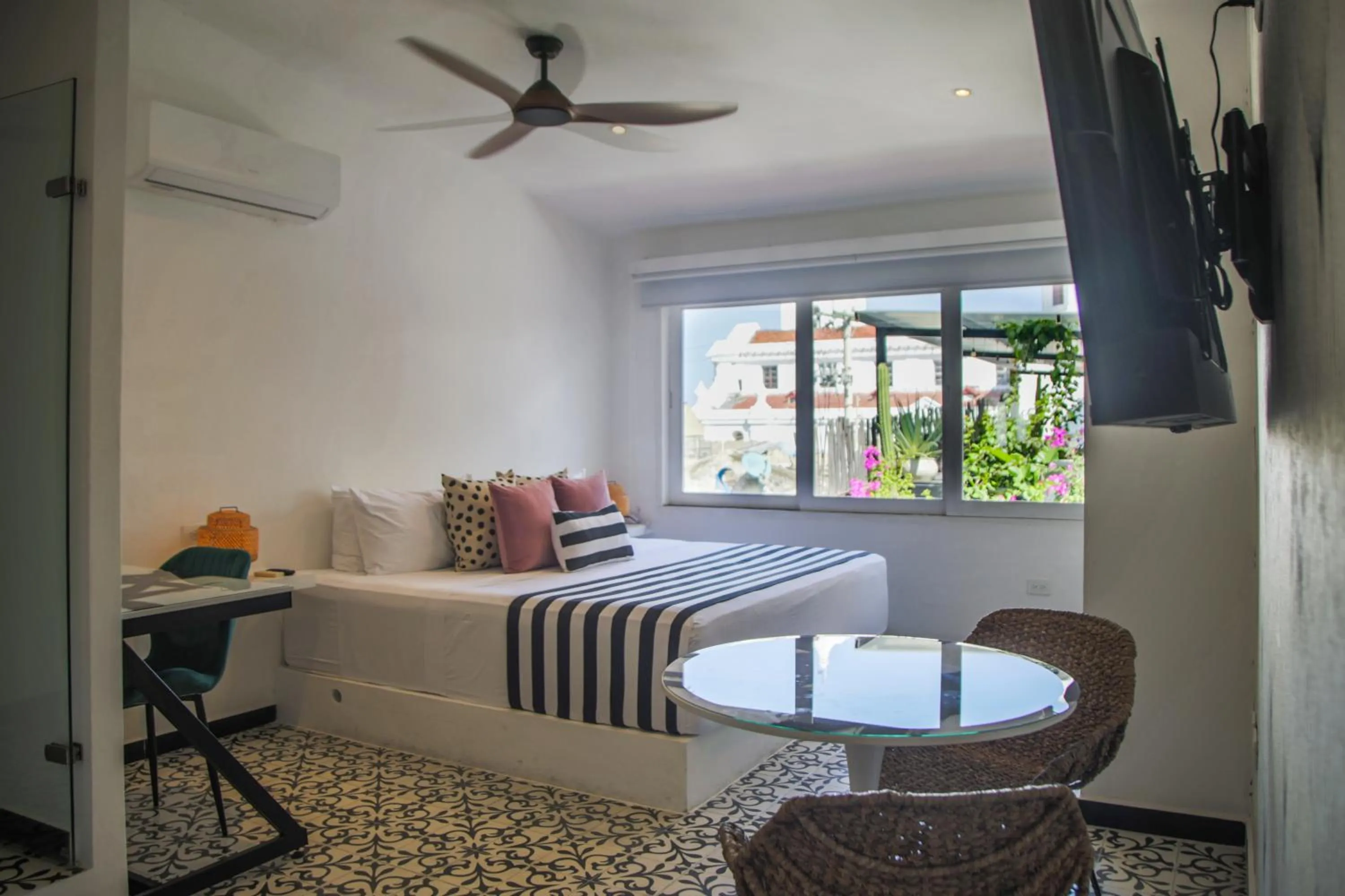 TV and multimedia in Casa Verde Boutique Hotel