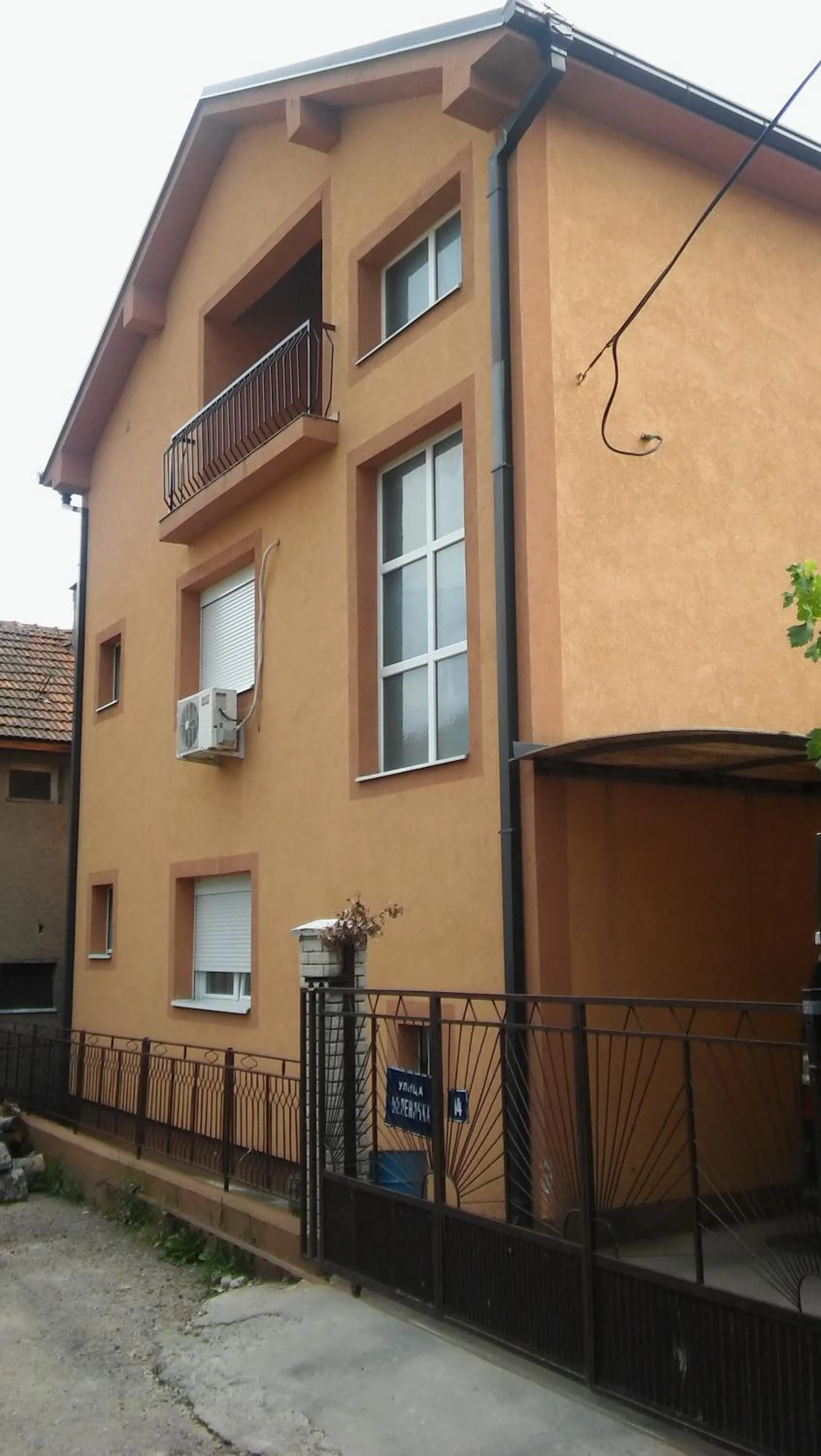 Three-Bedroom Apartment in Apartments Holiday