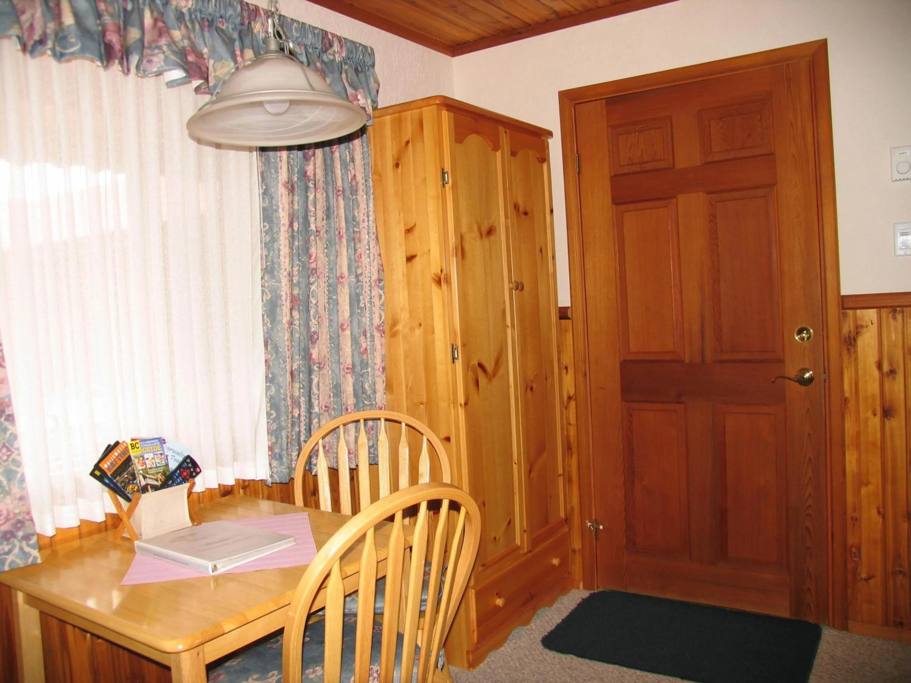 Seating area in Blue Grouse Country Inn