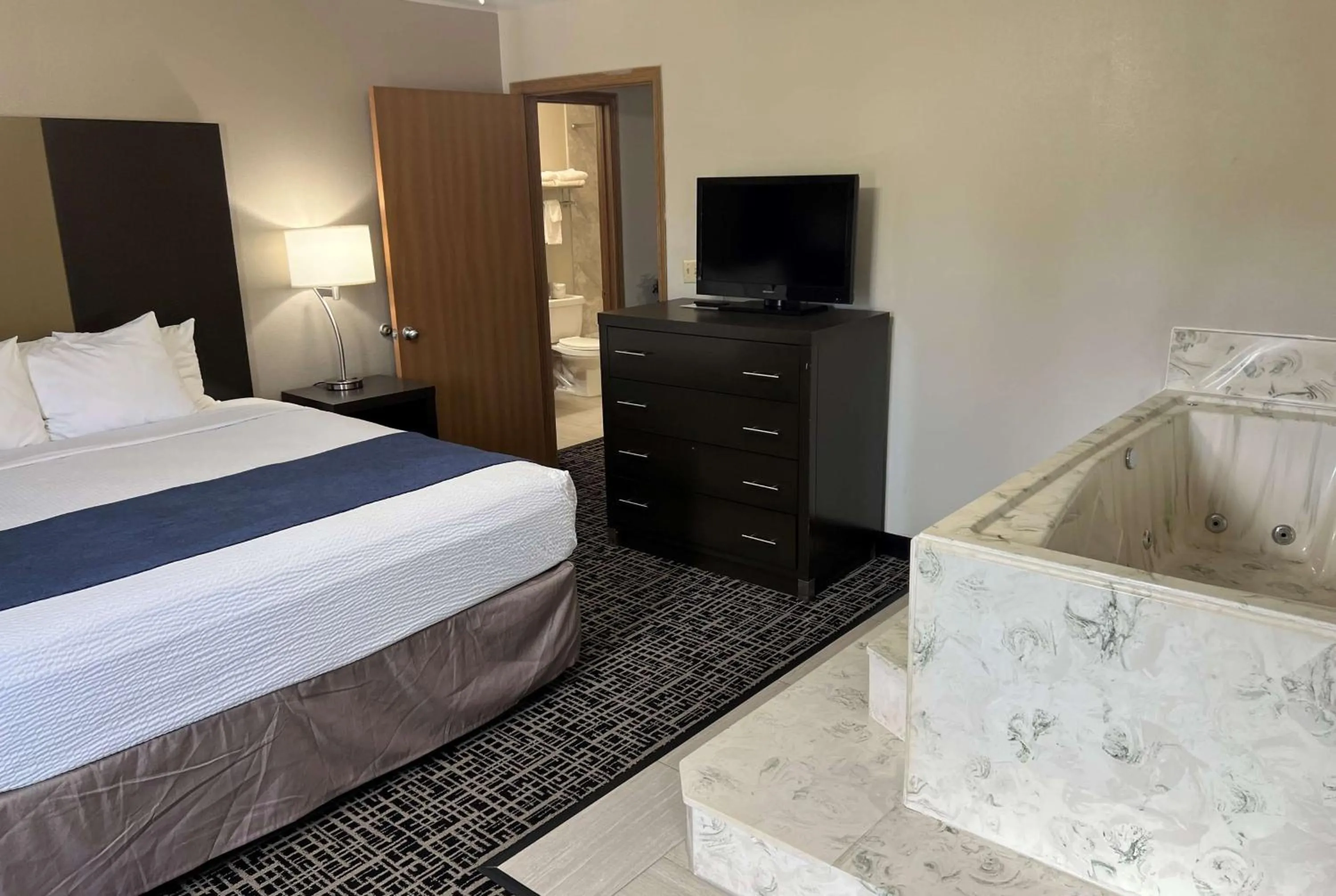 Photo of the whole room, Bed in Days Inn by Wyndham Grove