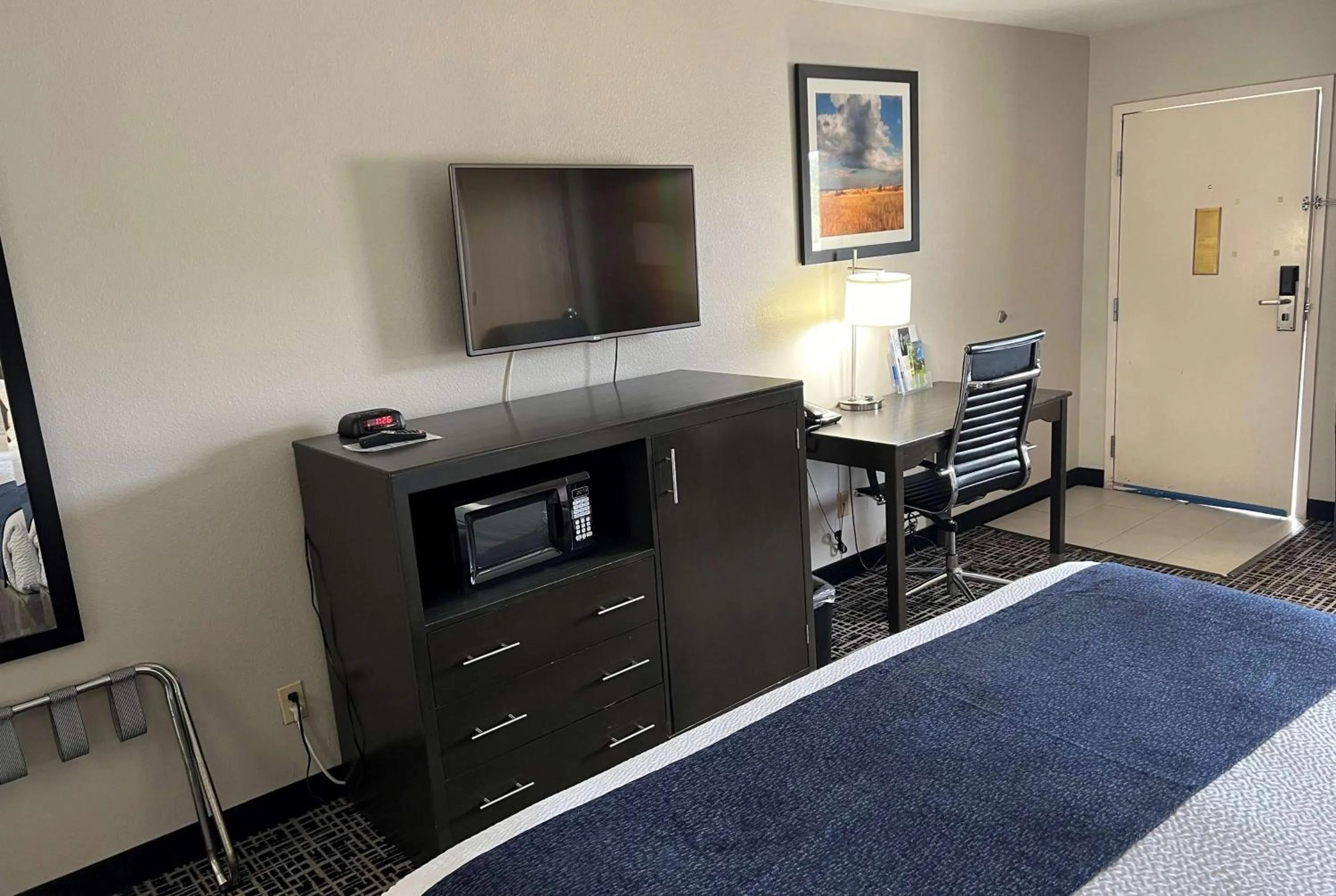 Photo of the whole room, Bed in Days Inn by Wyndham Grove