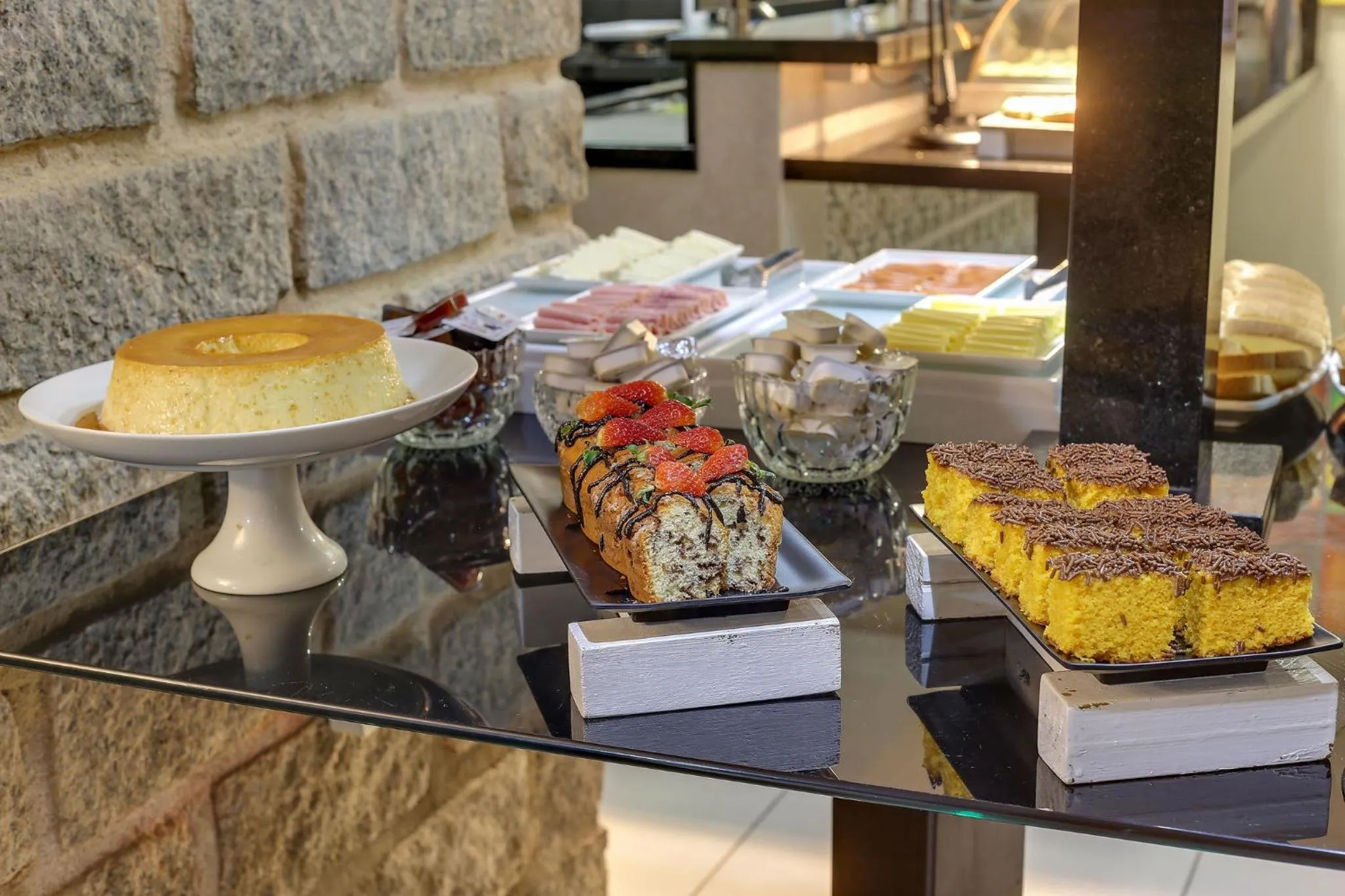 Buffet breakfast in Flat Pietra