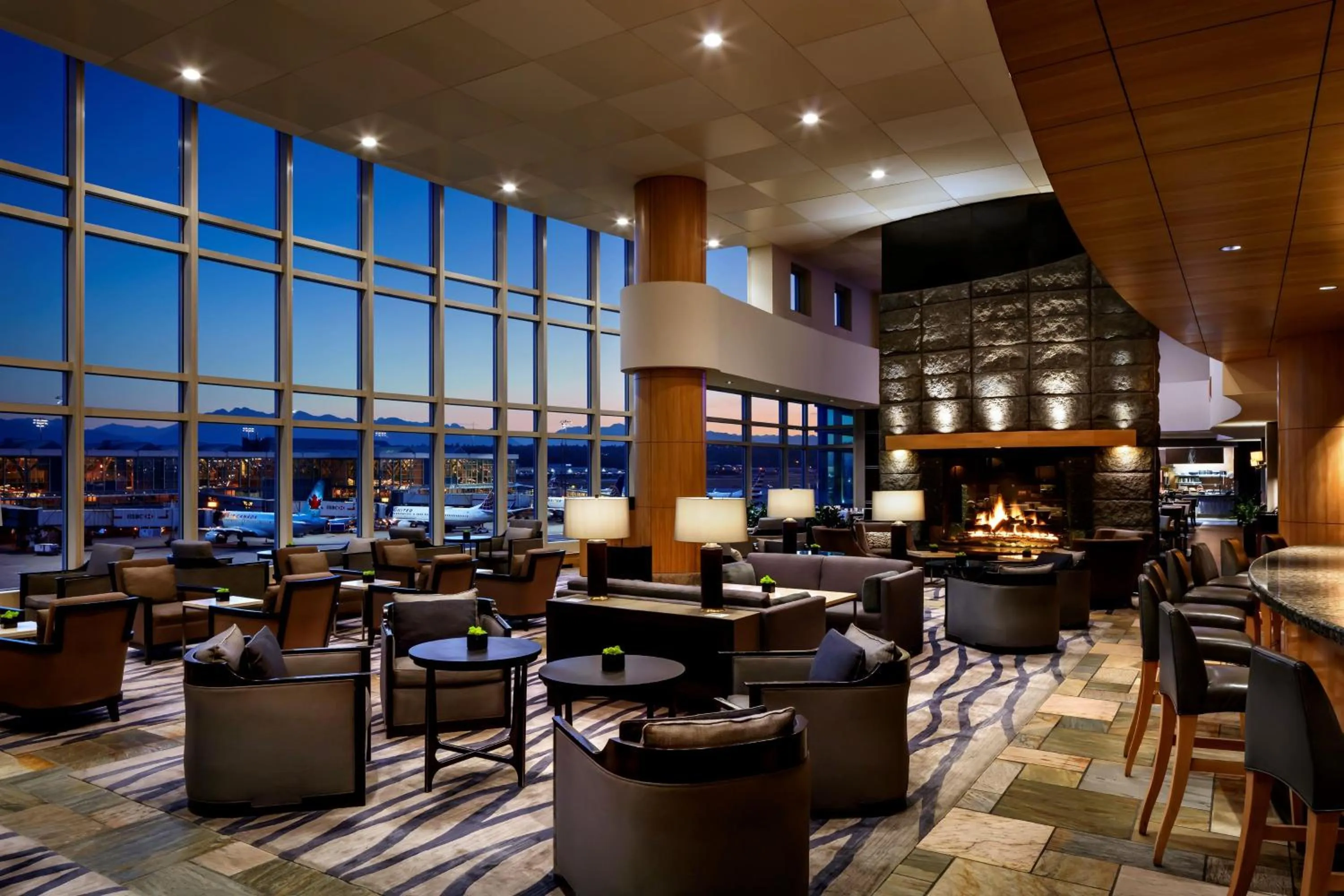 Lounge or bar in Fairmont Vancouver Airport In-Terminal Hotel