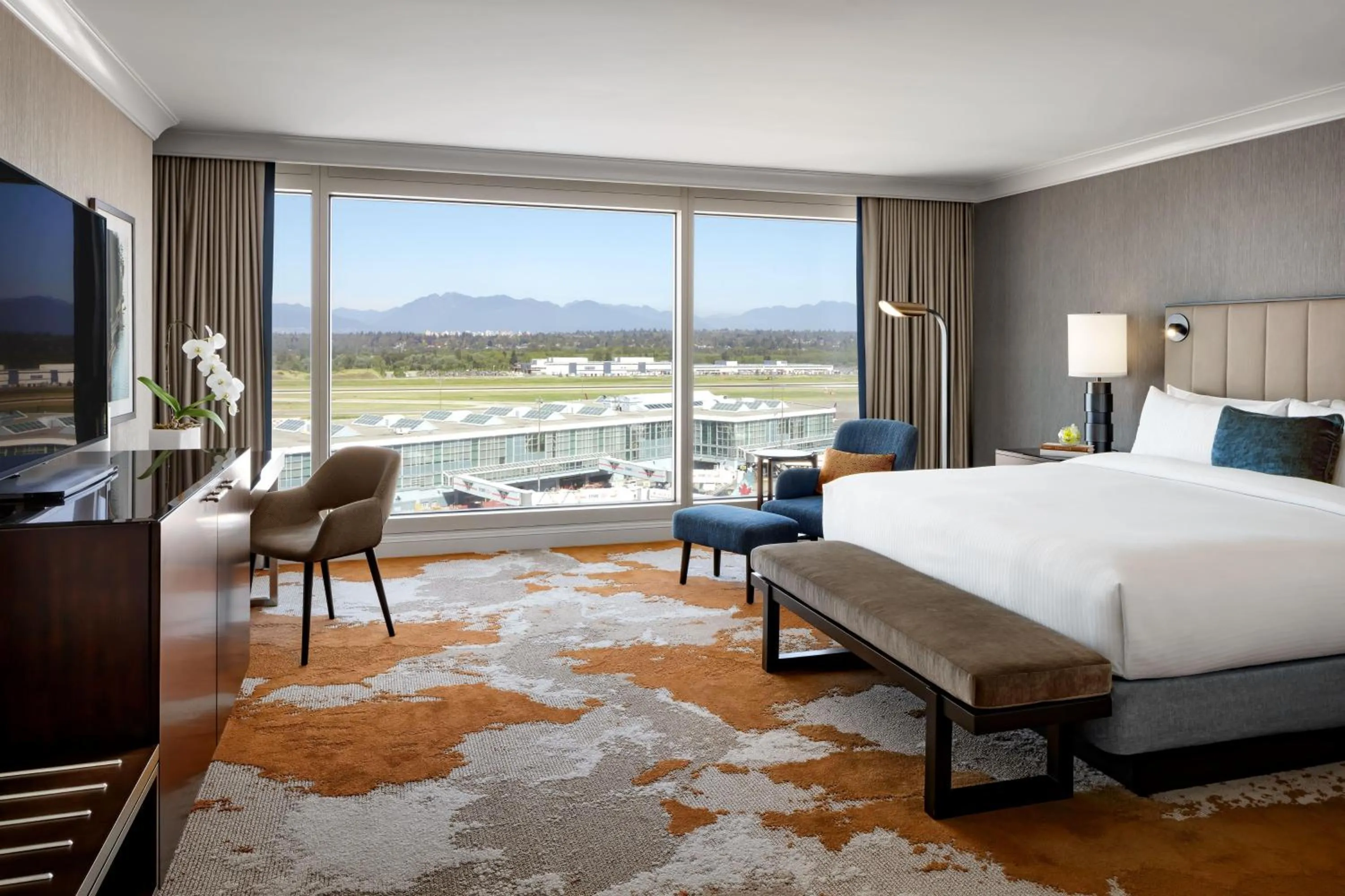 Photo of the whole room, Bed in Fairmont Vancouver Airport In-Terminal Hotel