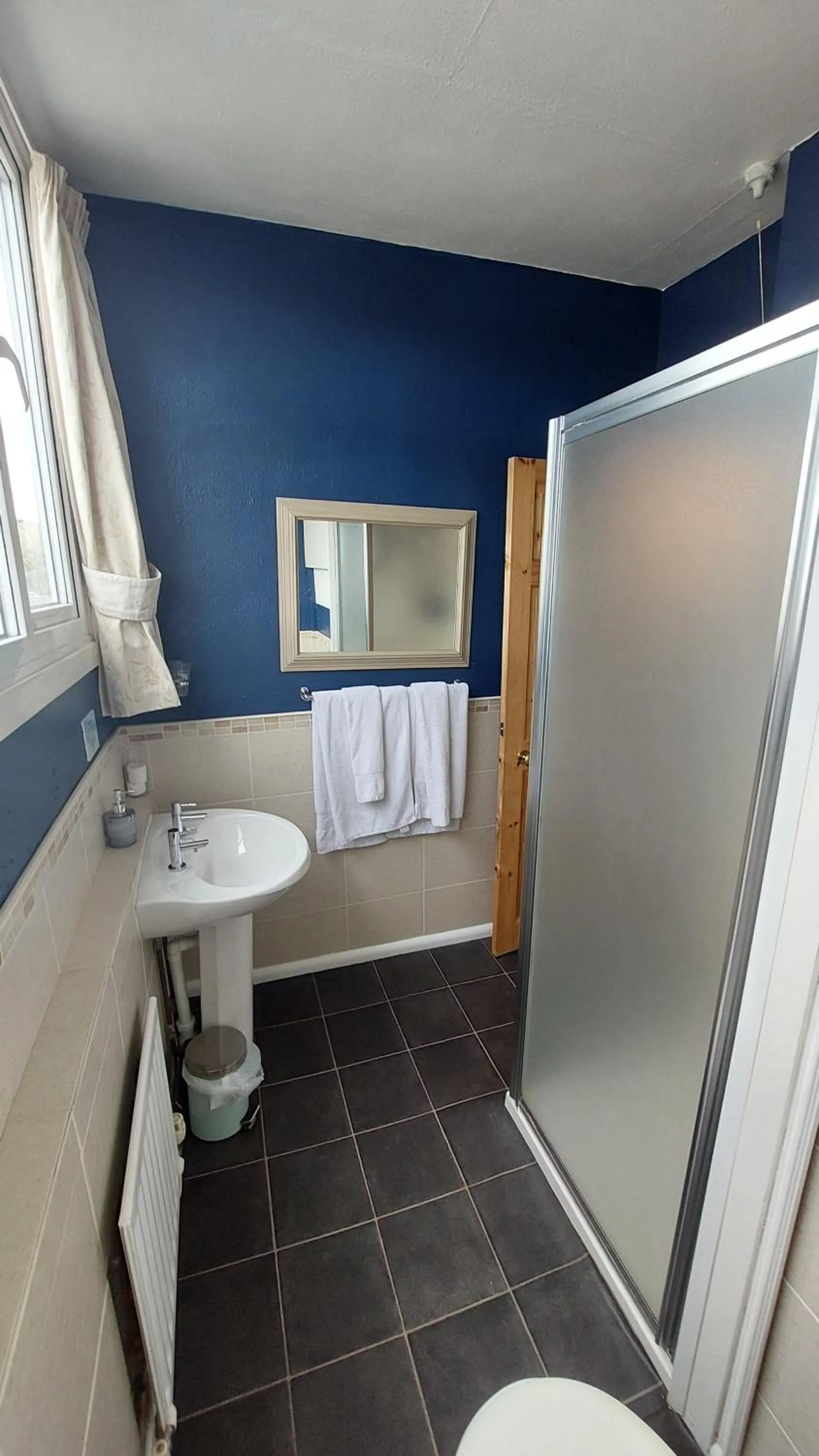 Bathroom in Invergarry Room Only Guest House For Adults