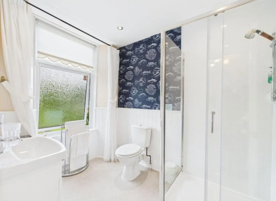 Bathroom in Invergarry Room Only Guest House For Adults
