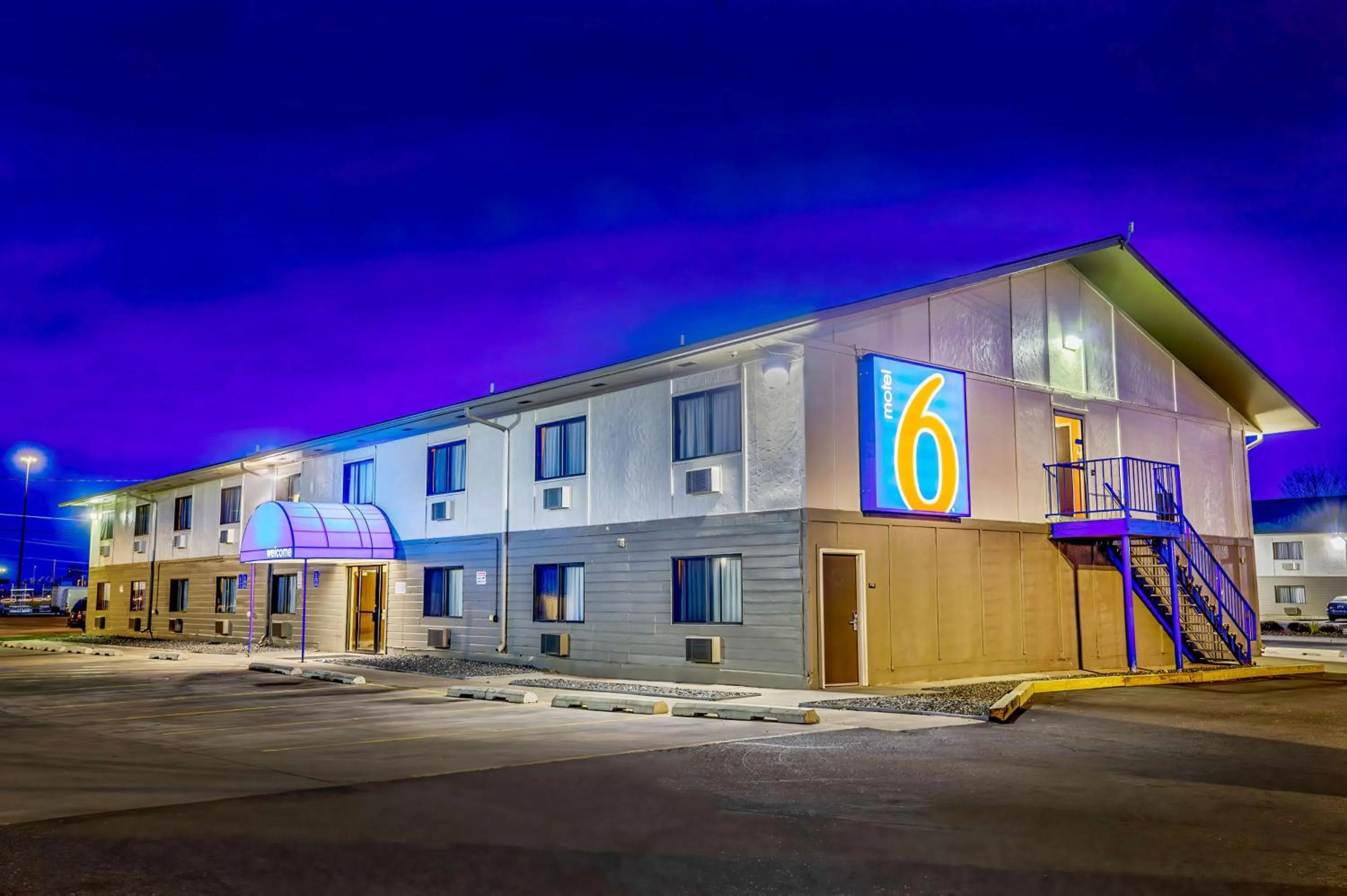 Property building in Motel 6-Duluth, MN