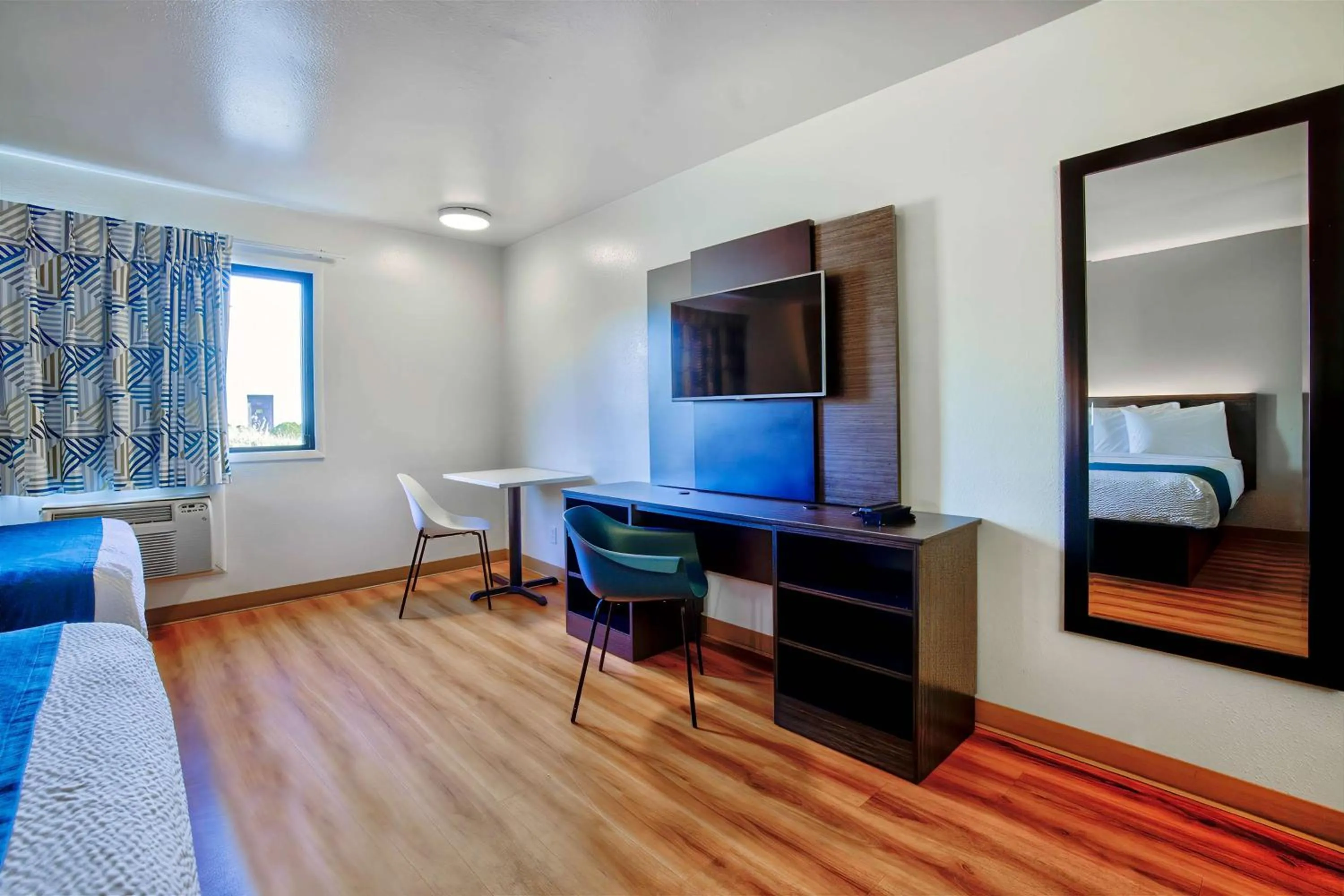 Bedroom, Bed in Motel 6-Duluth, MN