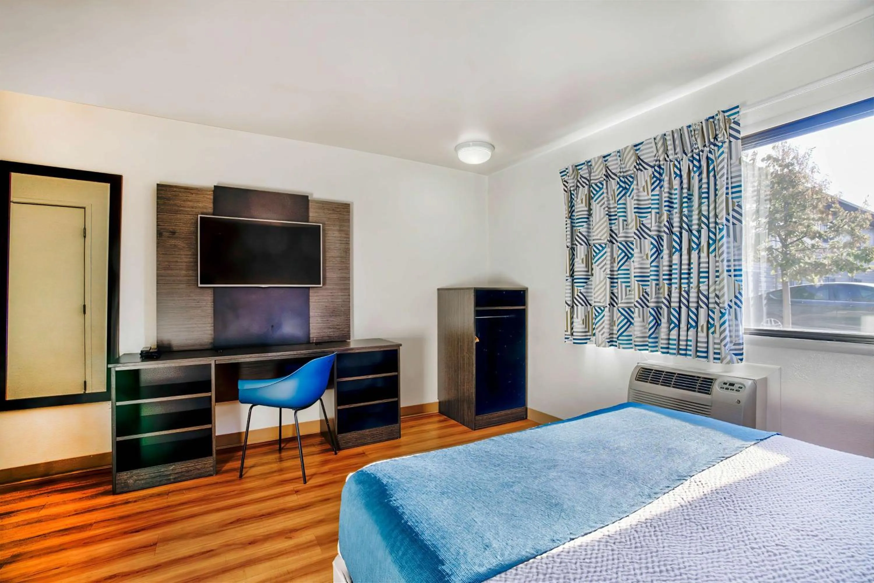 Bedroom, Bed in Motel 6-Duluth, MN