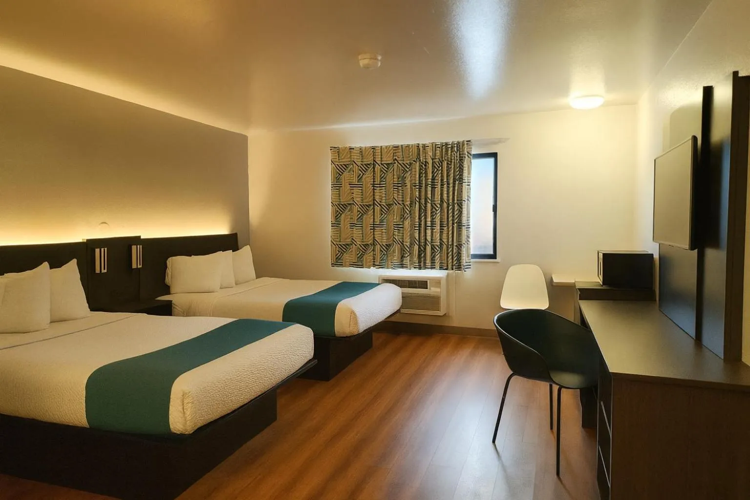 Bedroom, Bed in Motel 6-Duluth, MN