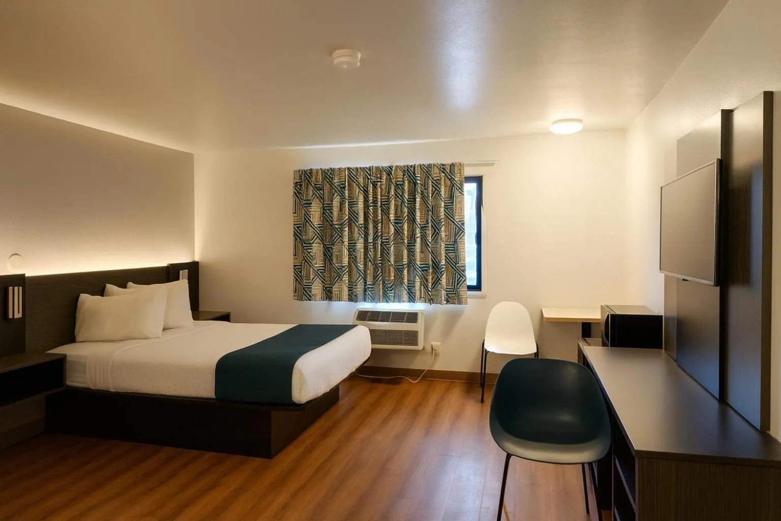 Bedroom, Bed in Motel 6-Duluth, MN