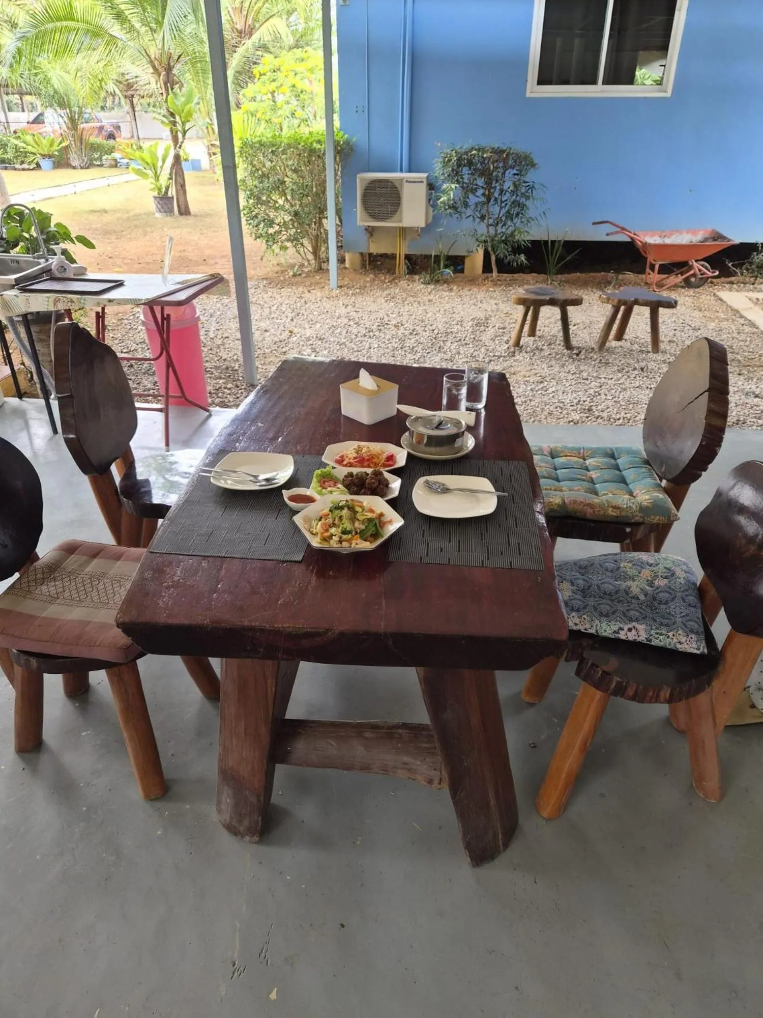 Restaurant/places to eat in Happy Mind Resort