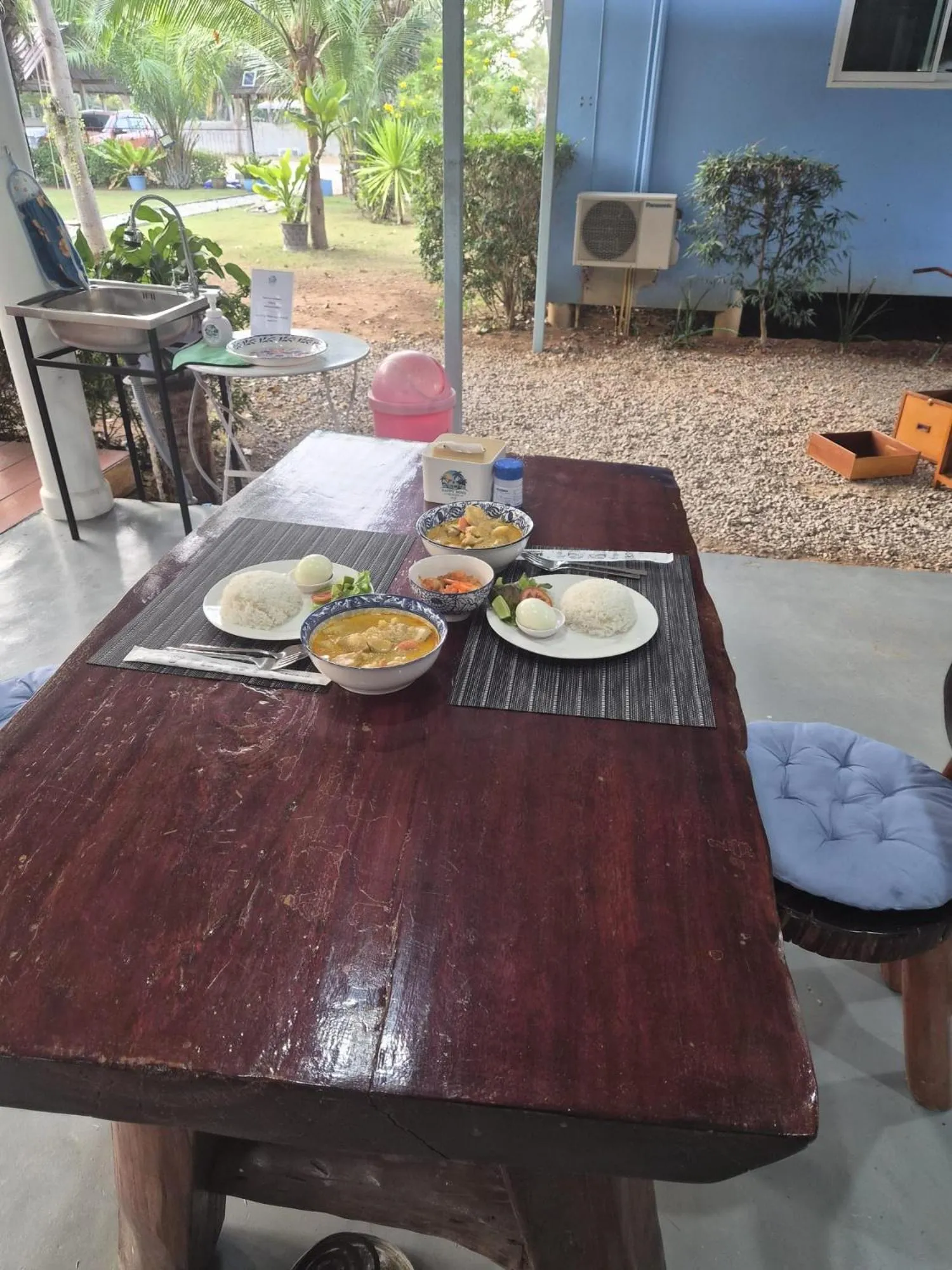 Restaurant/places to eat in Happy Mind Resort