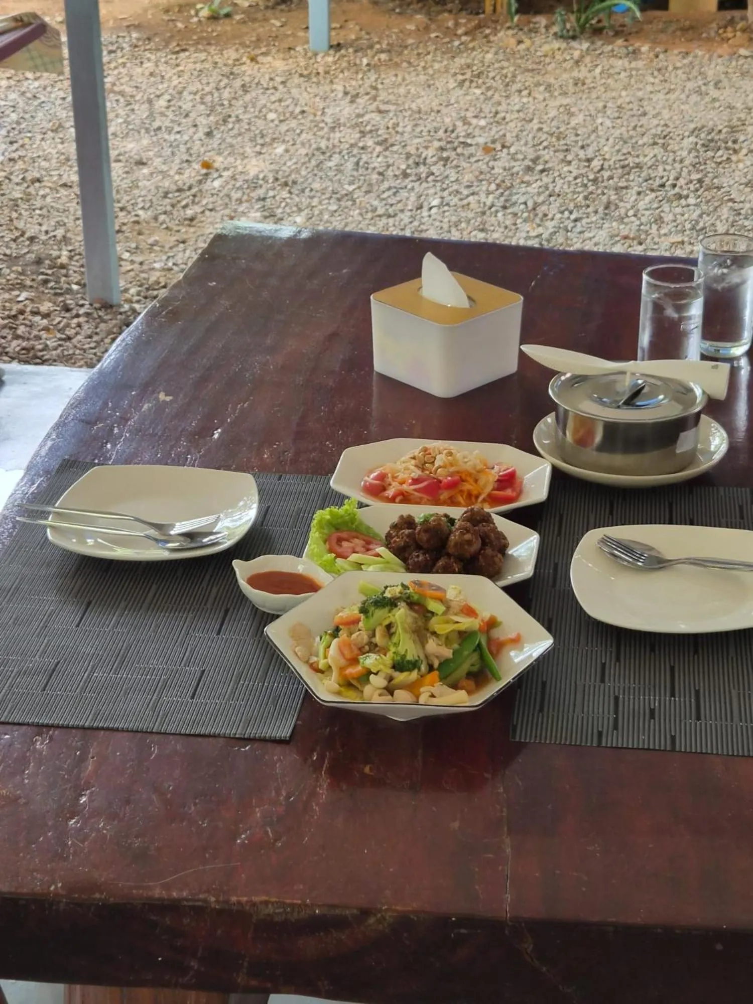 Restaurant/places to eat in Happy Mind Resort