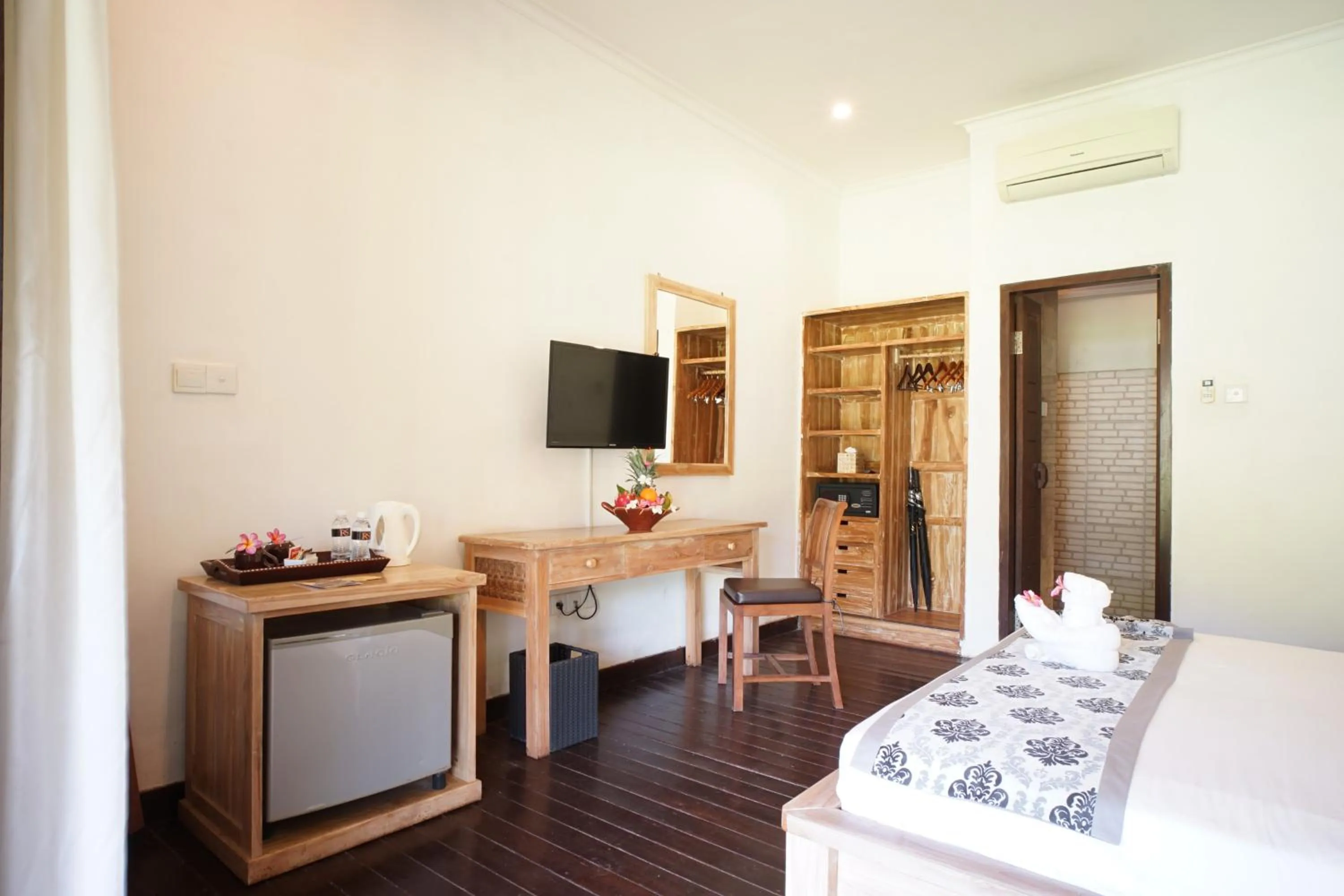 TV and multimedia, Bed in Royal Regantris Villa Karang