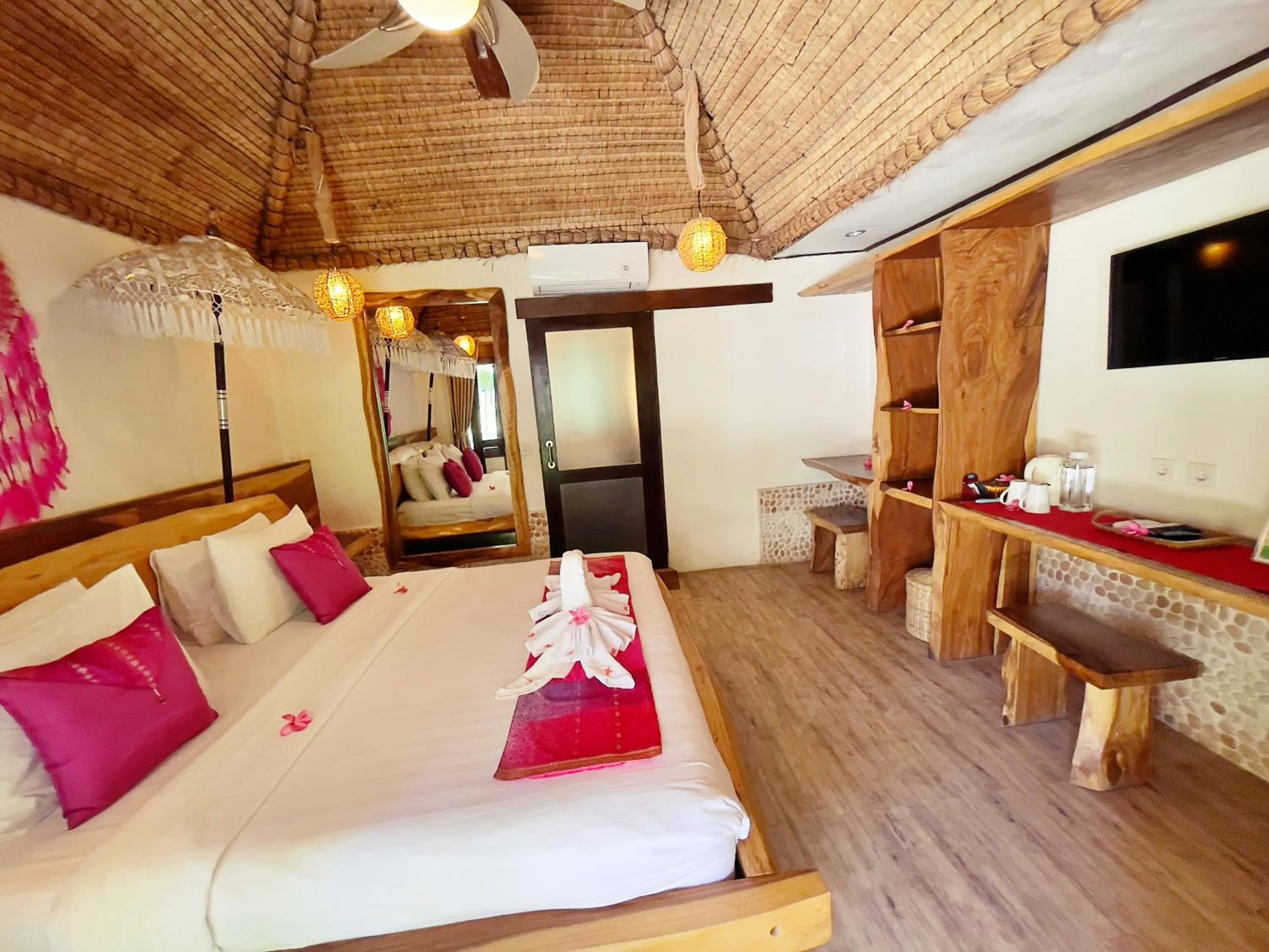 Photo of the whole room, Bed in Samba Villas Beachfront View