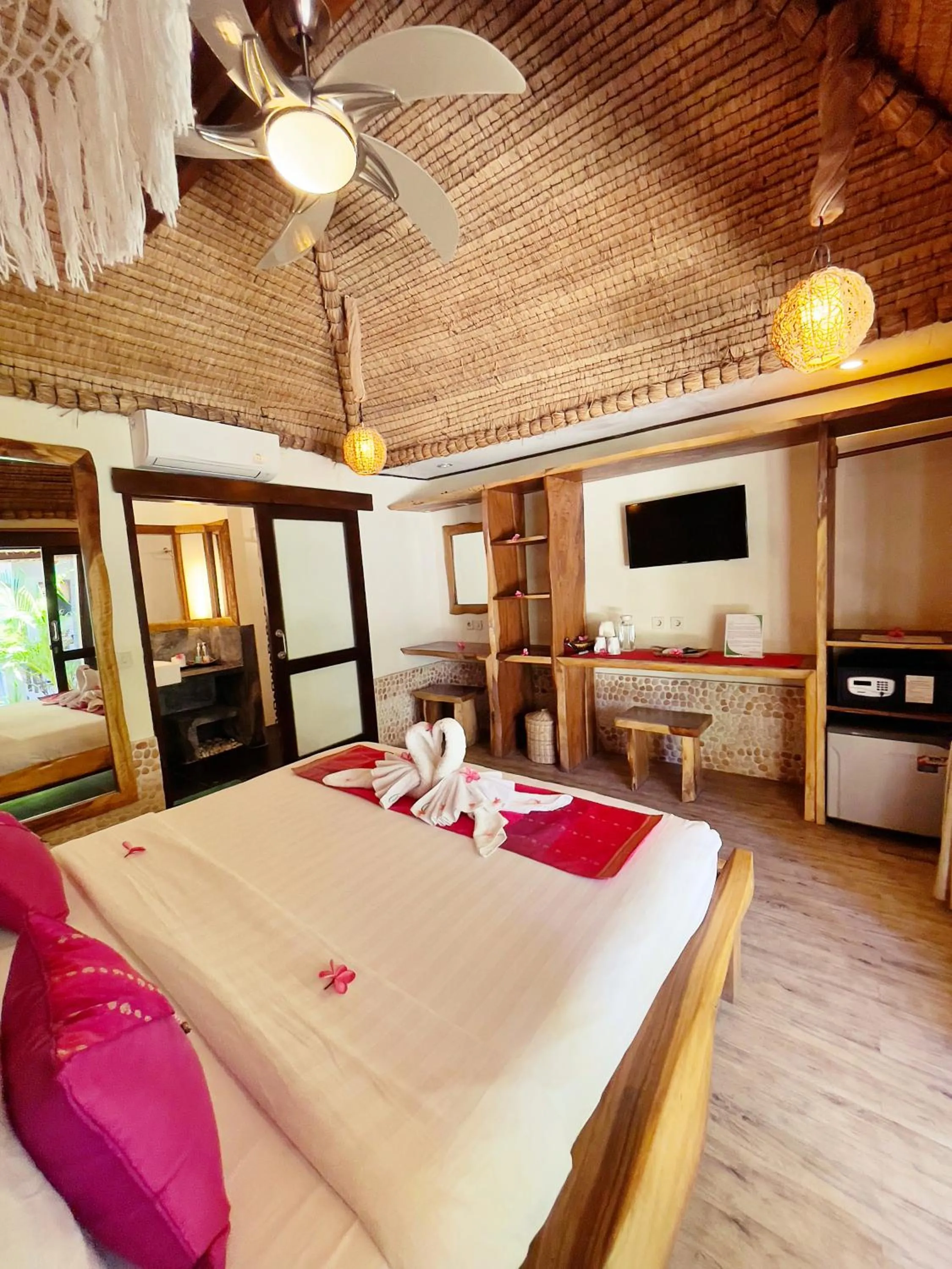 Photo of the whole room in Samba Villas Beachfront View