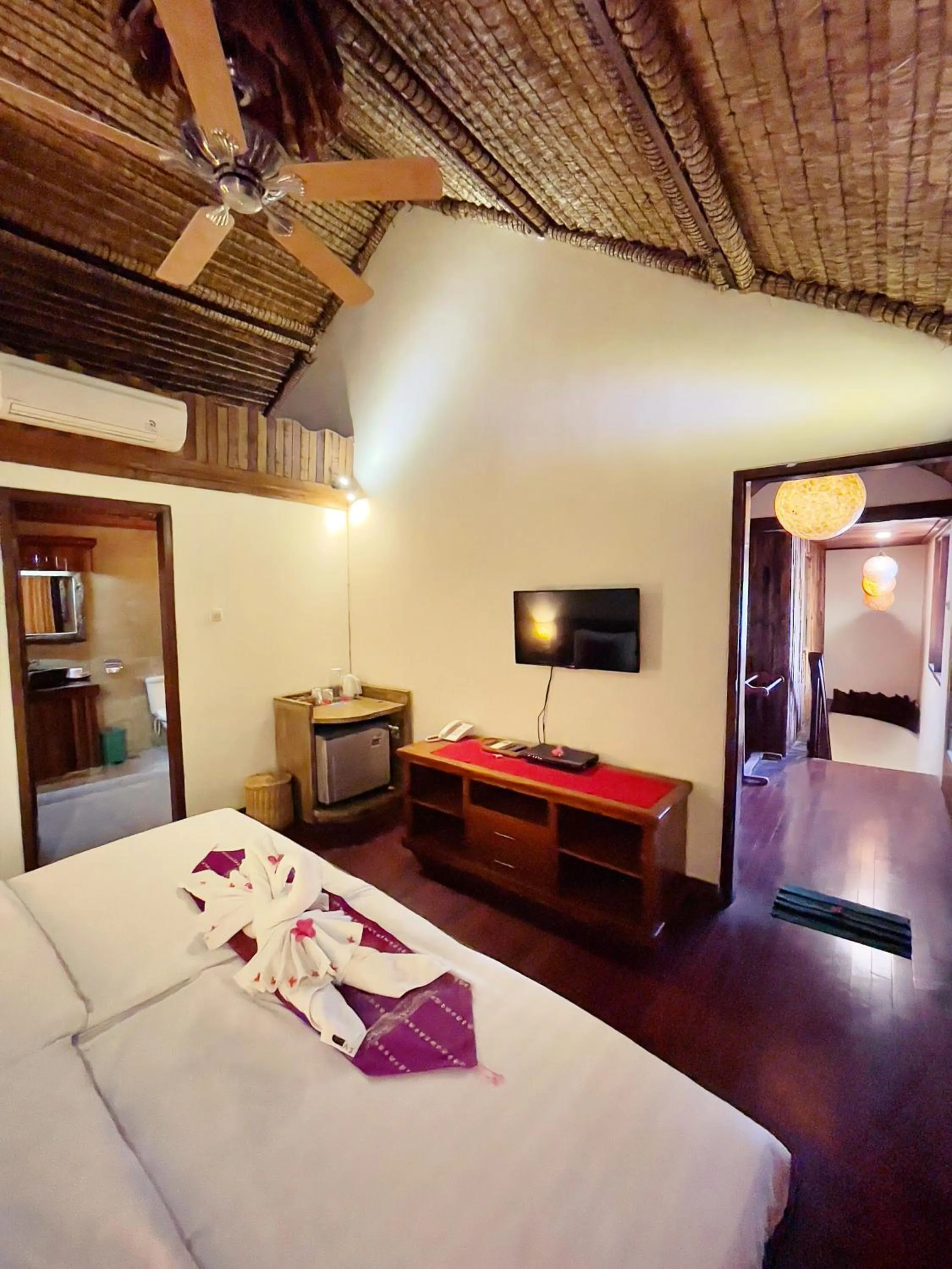 Photo of the whole room, Bed in Samba Villas Beachfront View