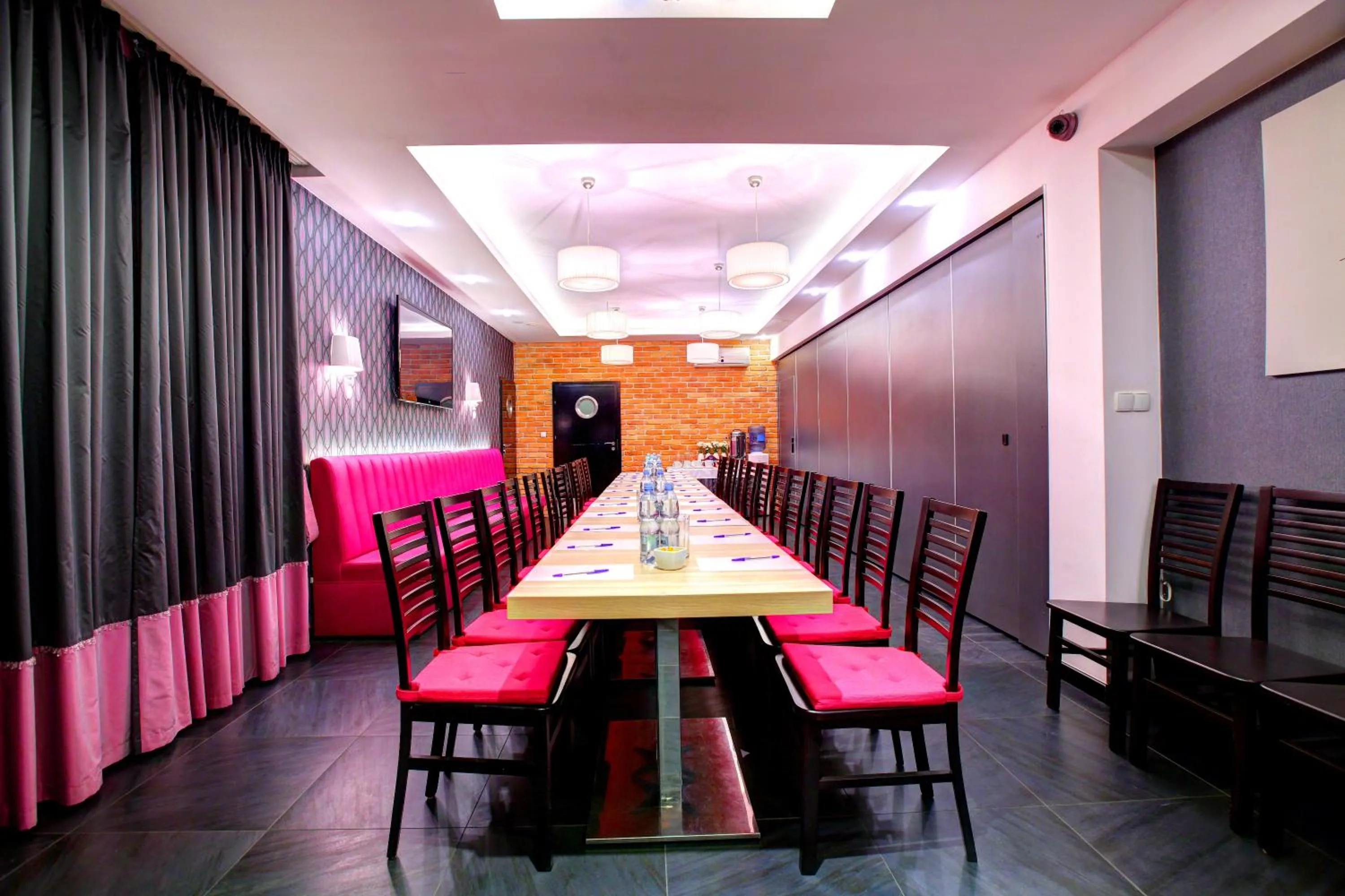 Restaurant/places to eat in Hostel Evotel