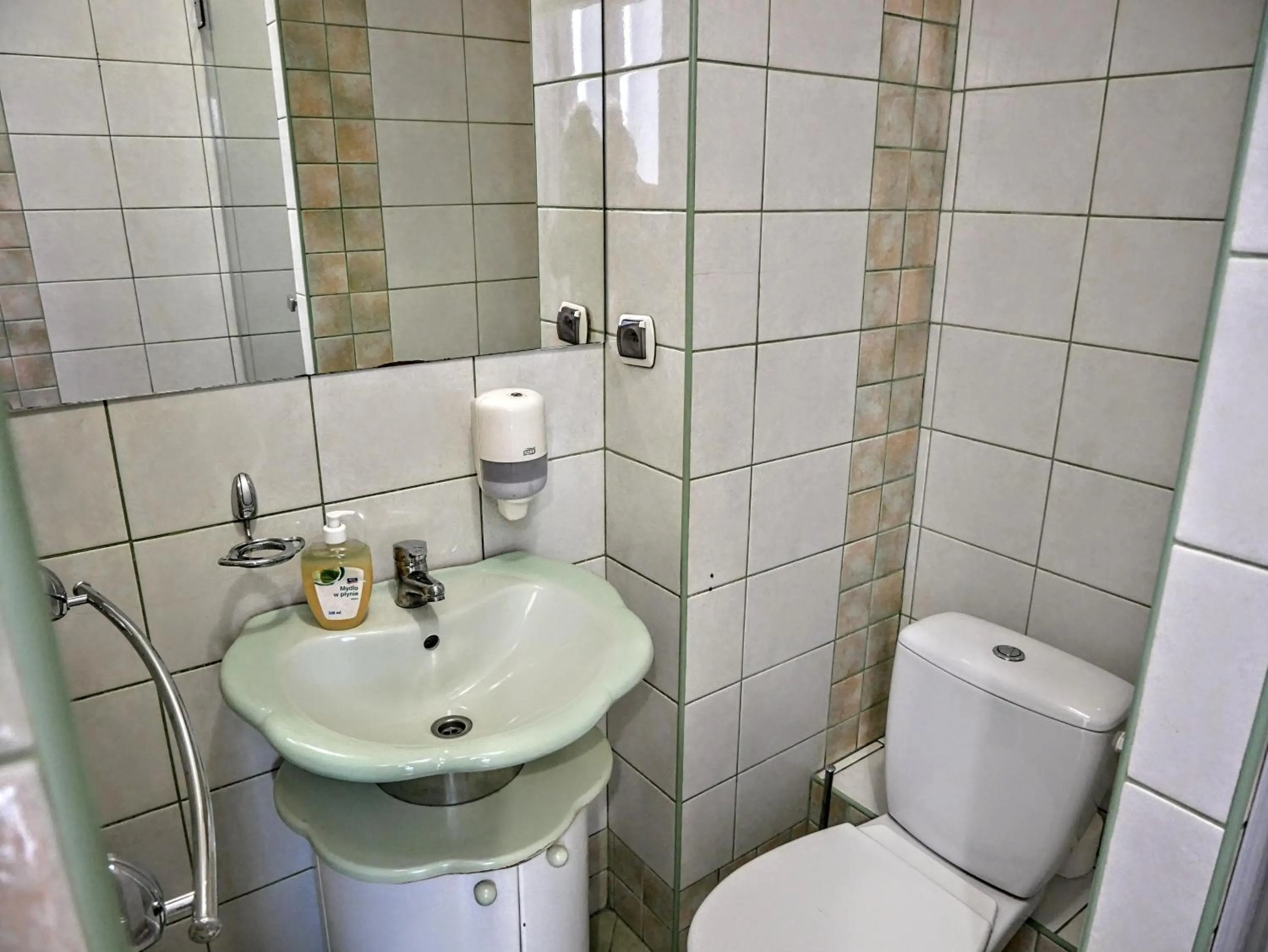 Shower in Hostel Evotel