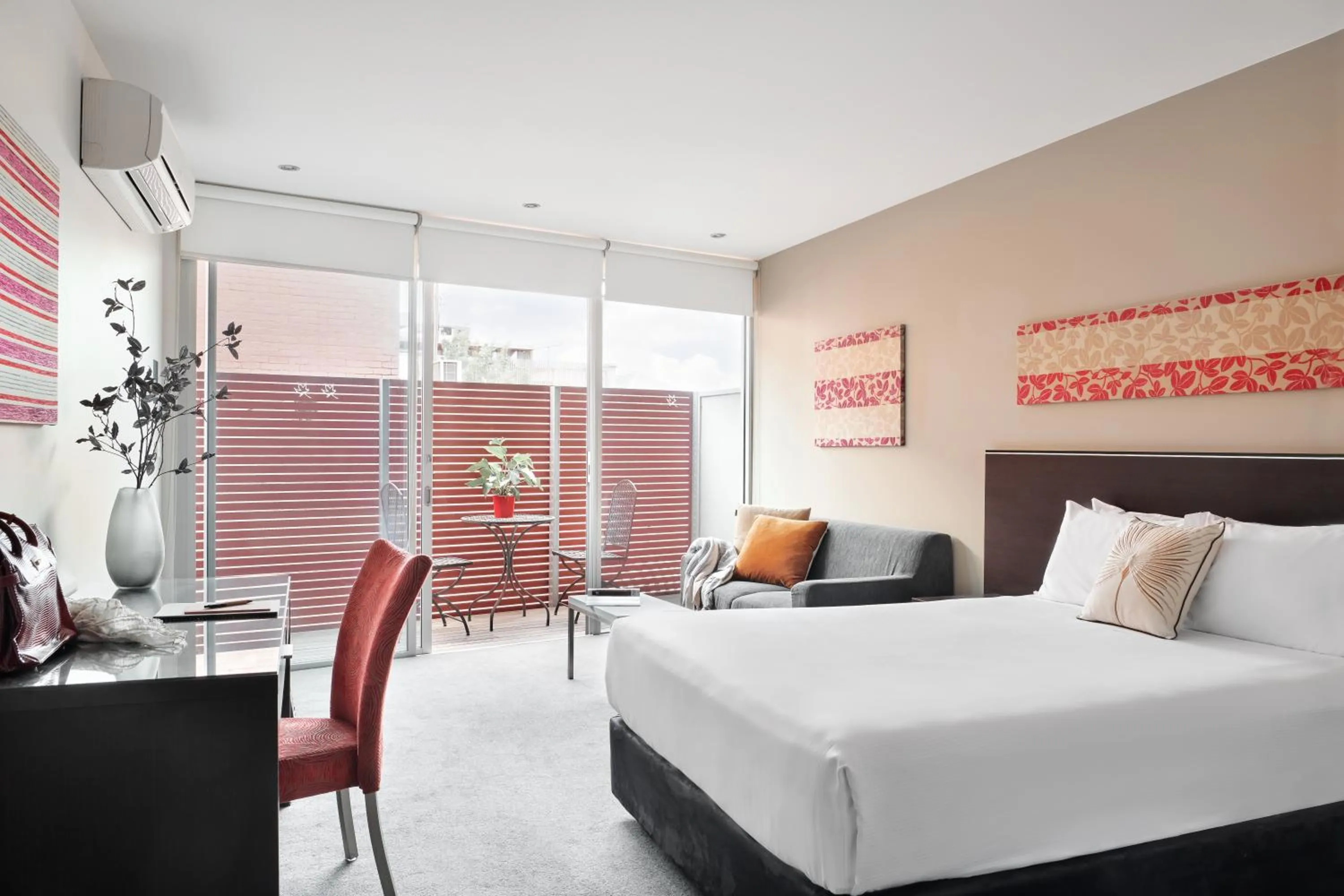 Photo of the whole room, Bed in Punthill Williamstown