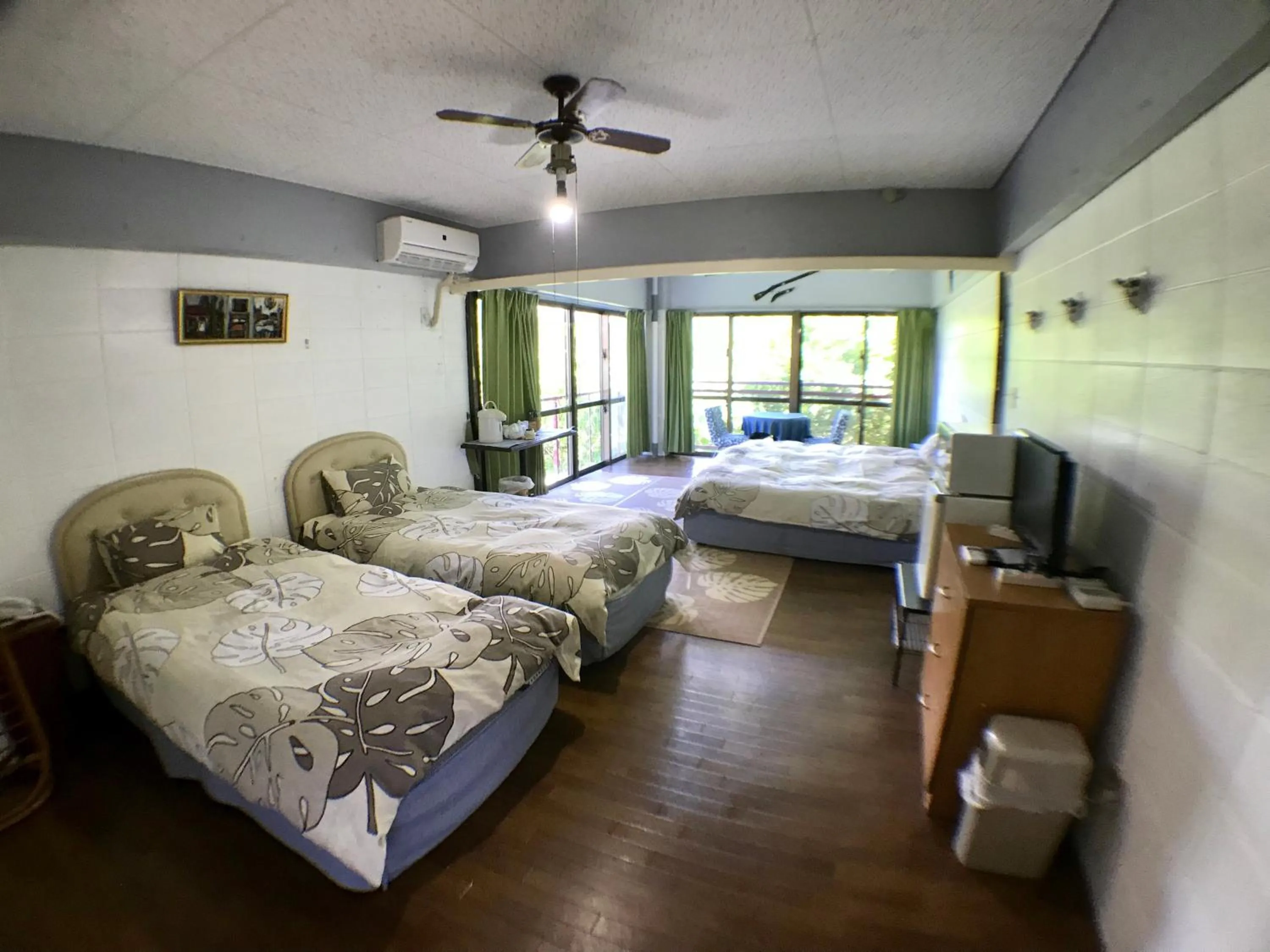 Photo of the whole room, Bed in Surfside Bed & Breakfast