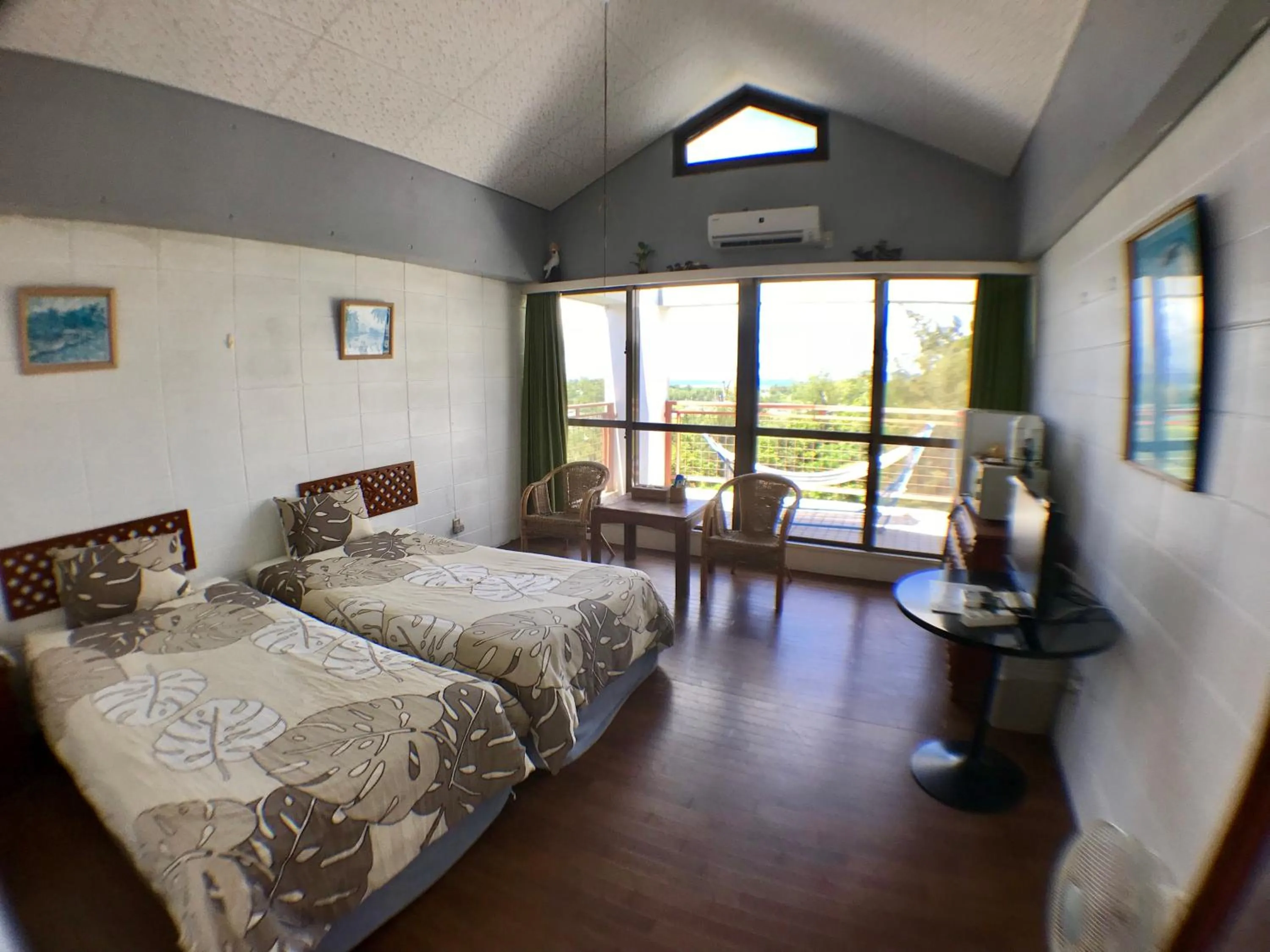 Photo of the whole room, Bed in Surfside Bed & Breakfast